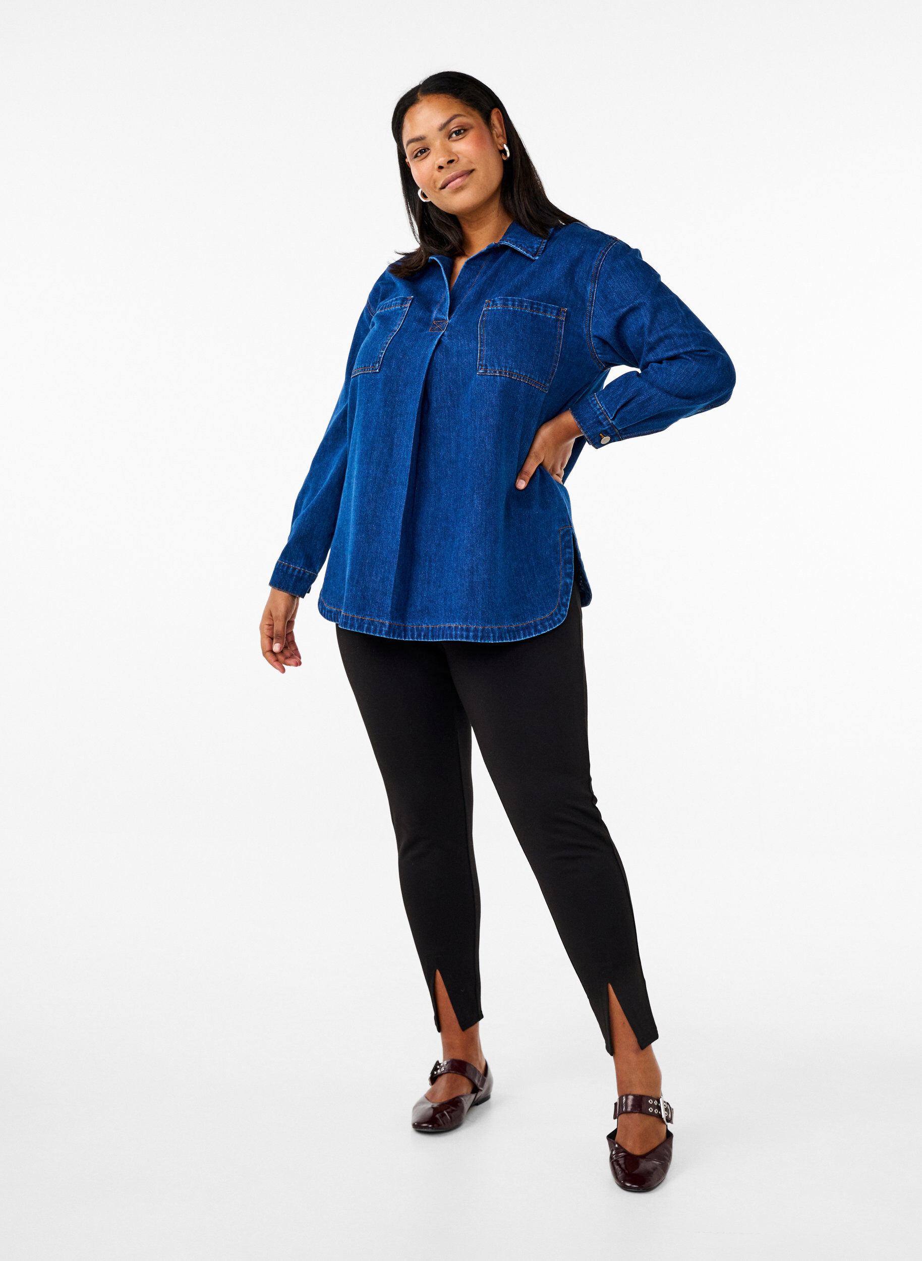 Leggings aus Viskose mit einem Schlitz auf der Vorderseite, Schwarz, Model