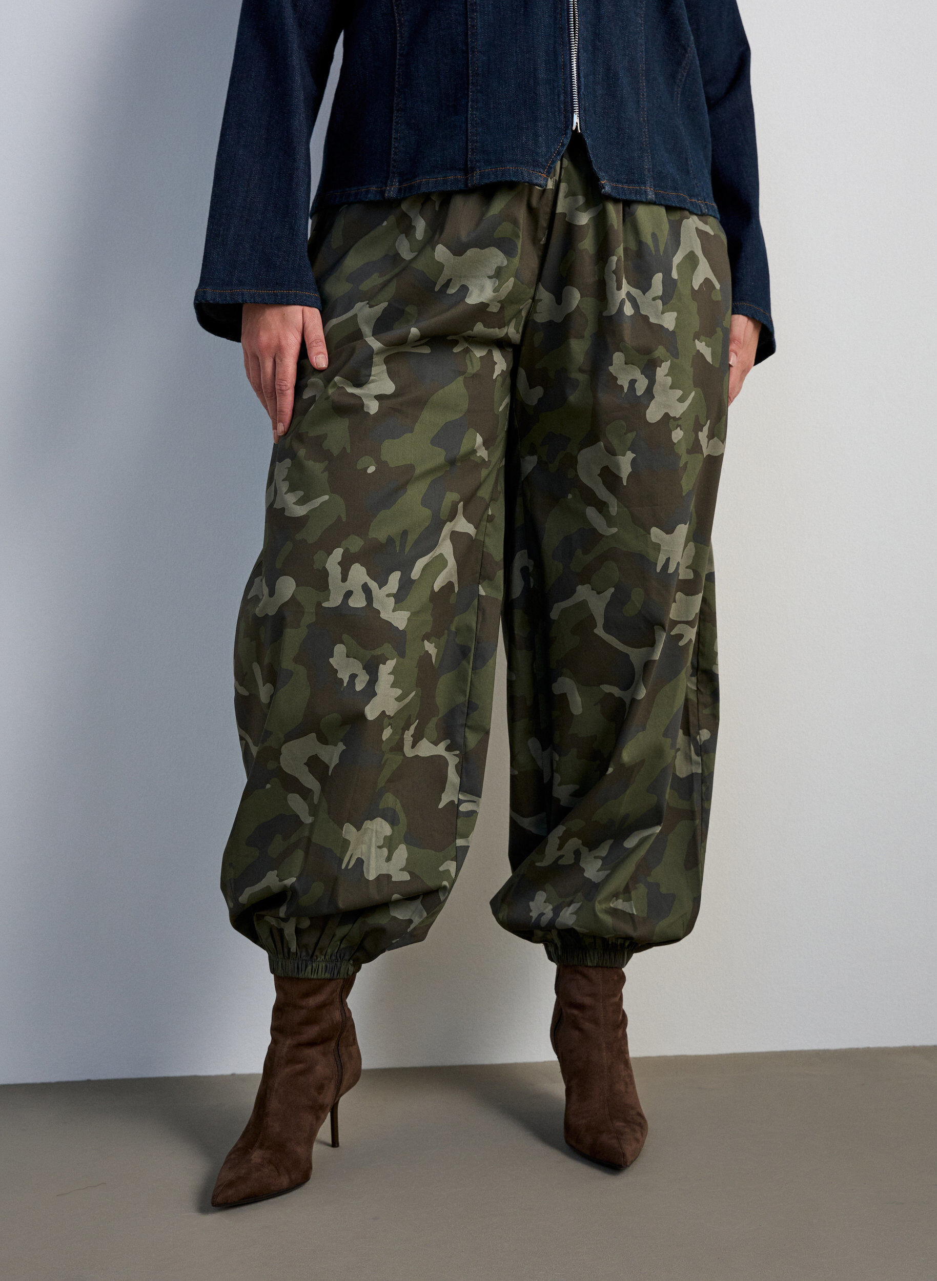ZizziBallonhose mit hoher Taille und Allover-Muster, Gr&uuml;n, Model image number 2
