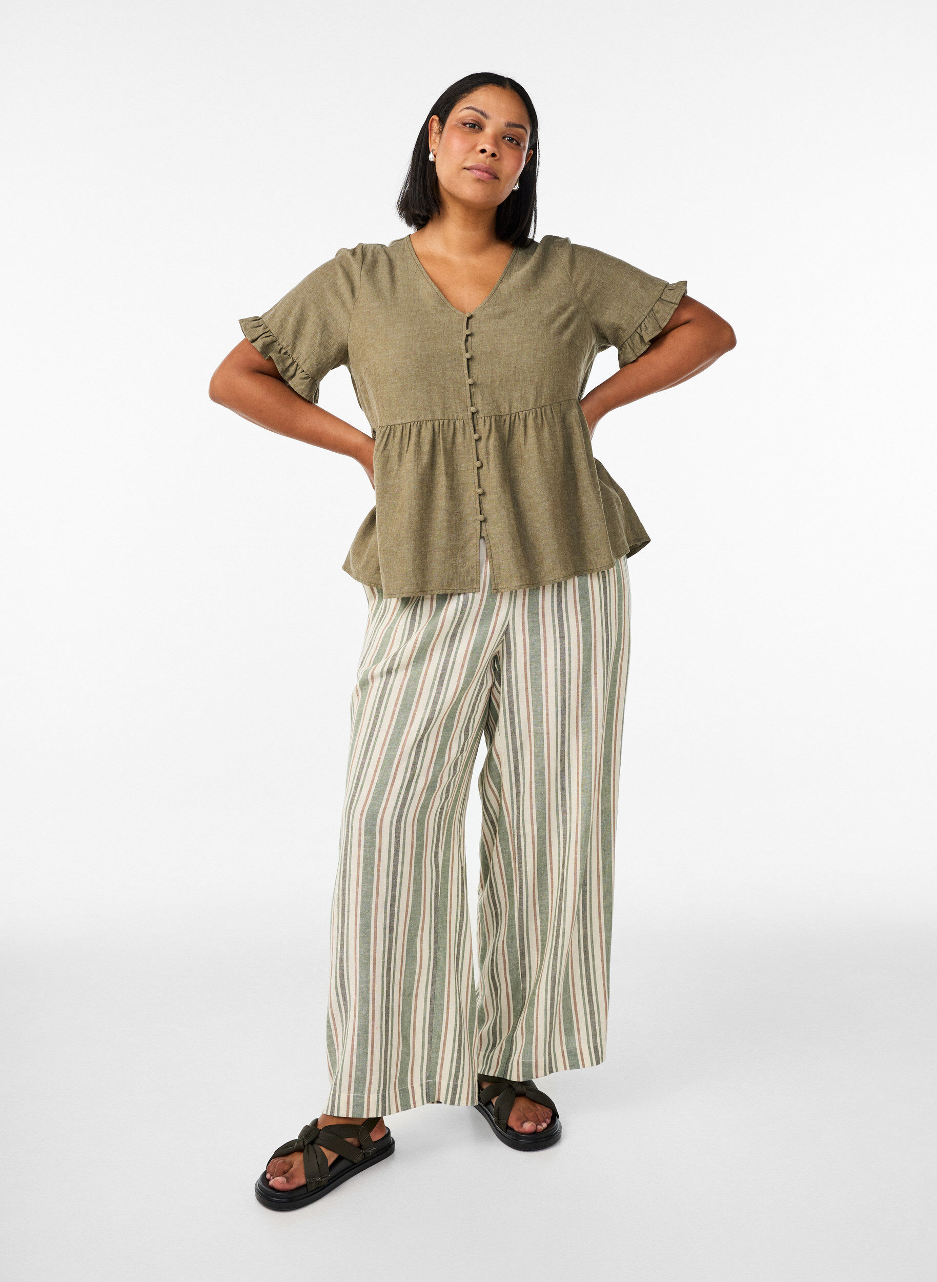 ZizziBluse aus Leinen und Viskose mit V-Ausschnitt und Knopfverschluss, Gr&uuml;n, Model image number 1