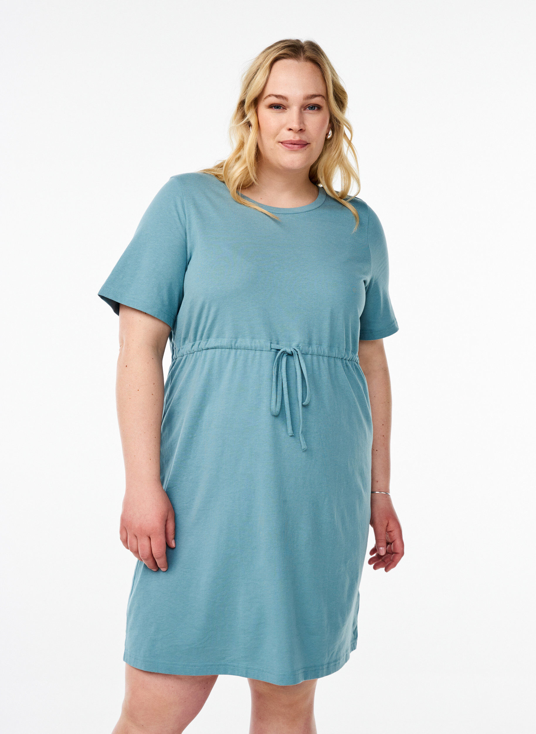 FLASH &ndash; Kurzes T-Shirt-Kleid mit Bindeg&uuml;rtel, Blau, Model