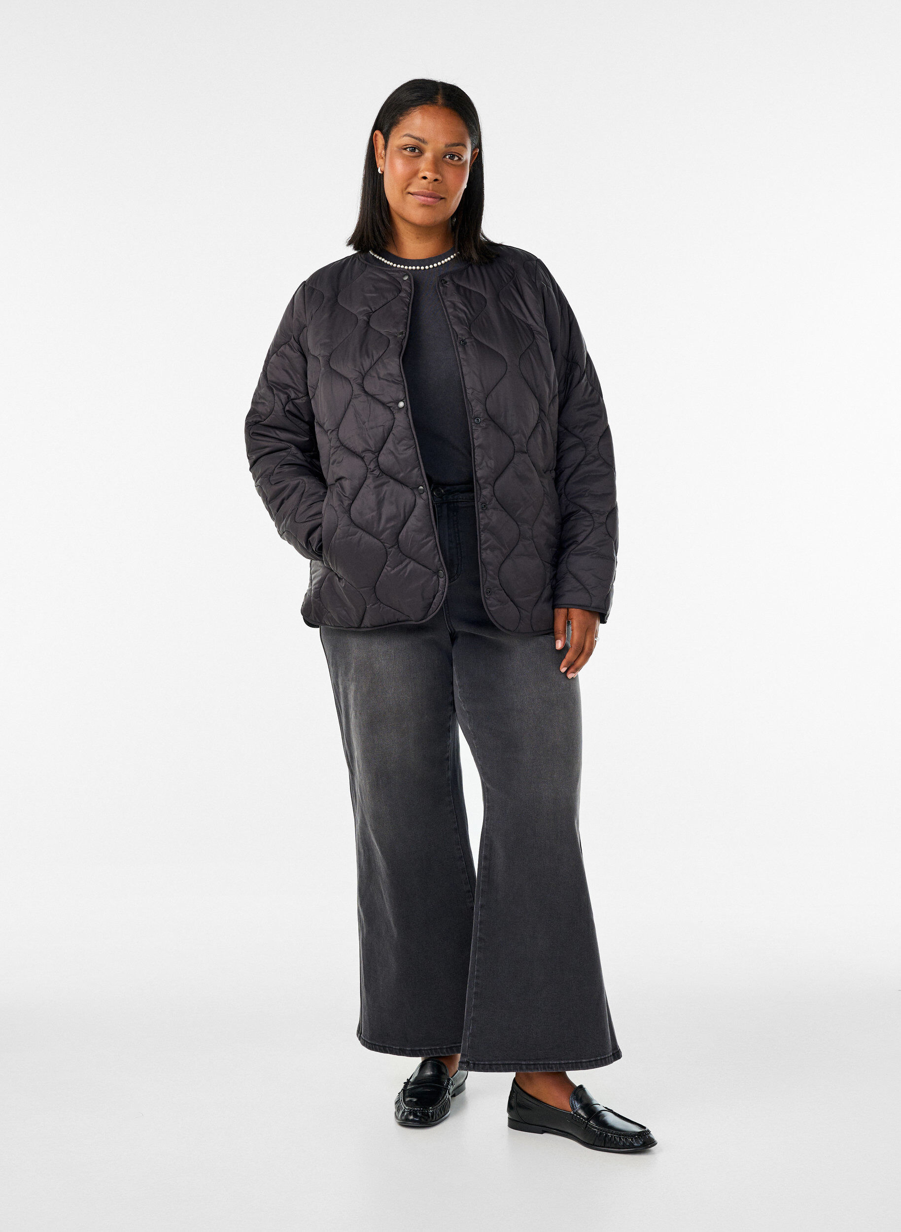 ZizziSteppjacke mit Druckkn&ouml;pfen und Rundhalsausschnitt, Schwarz, Model image number 1
