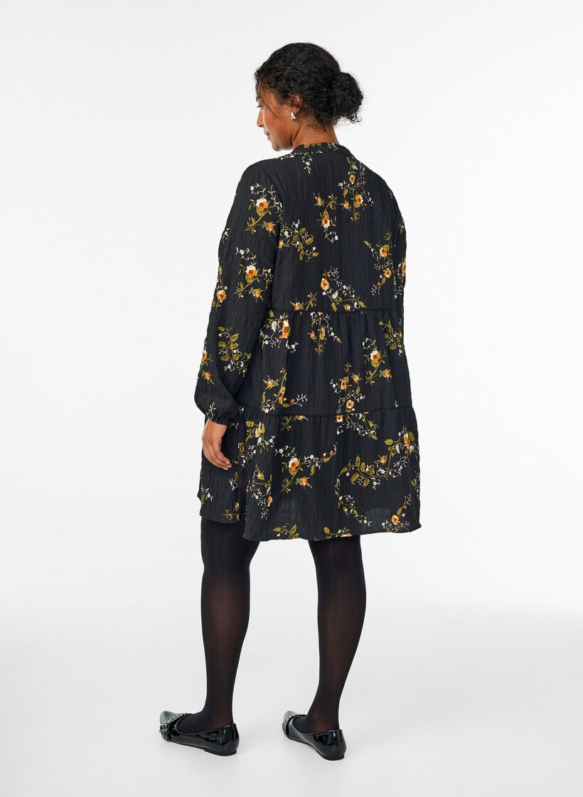 Gebl&uuml;mtes Kleid mit Bindeverschluss, Schwarz, Model image number 2