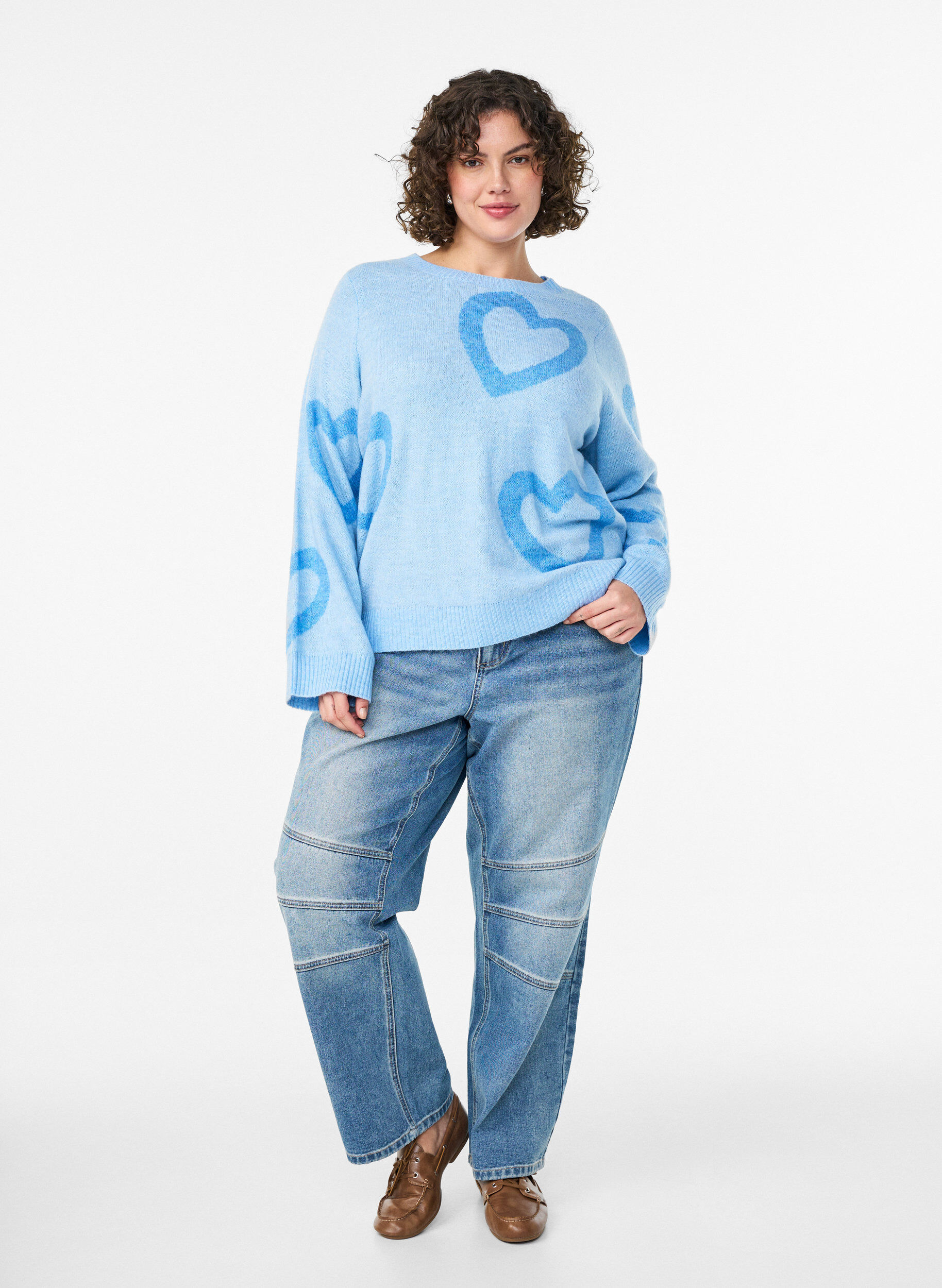 ZizziStrickbluse mit gro&szlig;en Herzen und Rundhalsausschnitt, Blau, Model image number 1