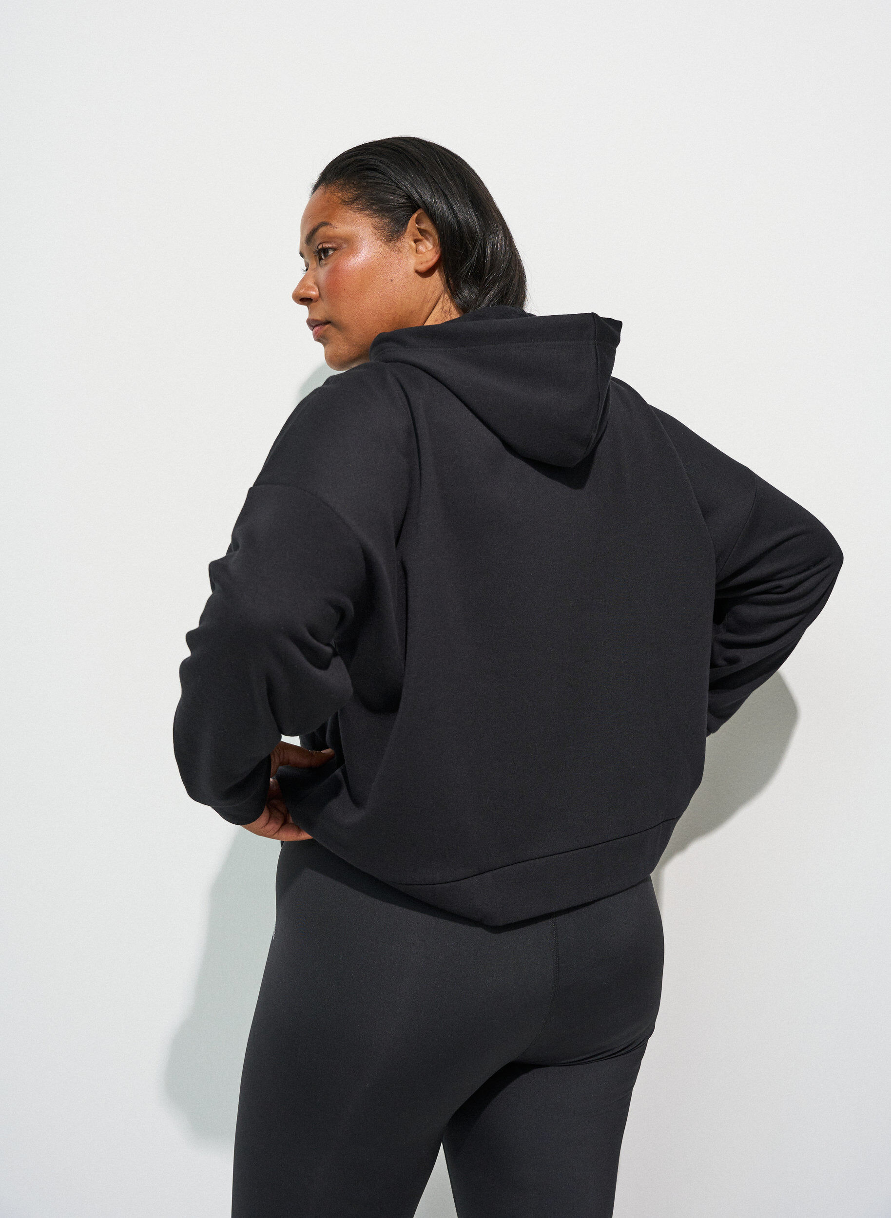 ZizziHoodie mit Rei&szlig;verschluss und Brustprint, Schwarz, Model image number 2