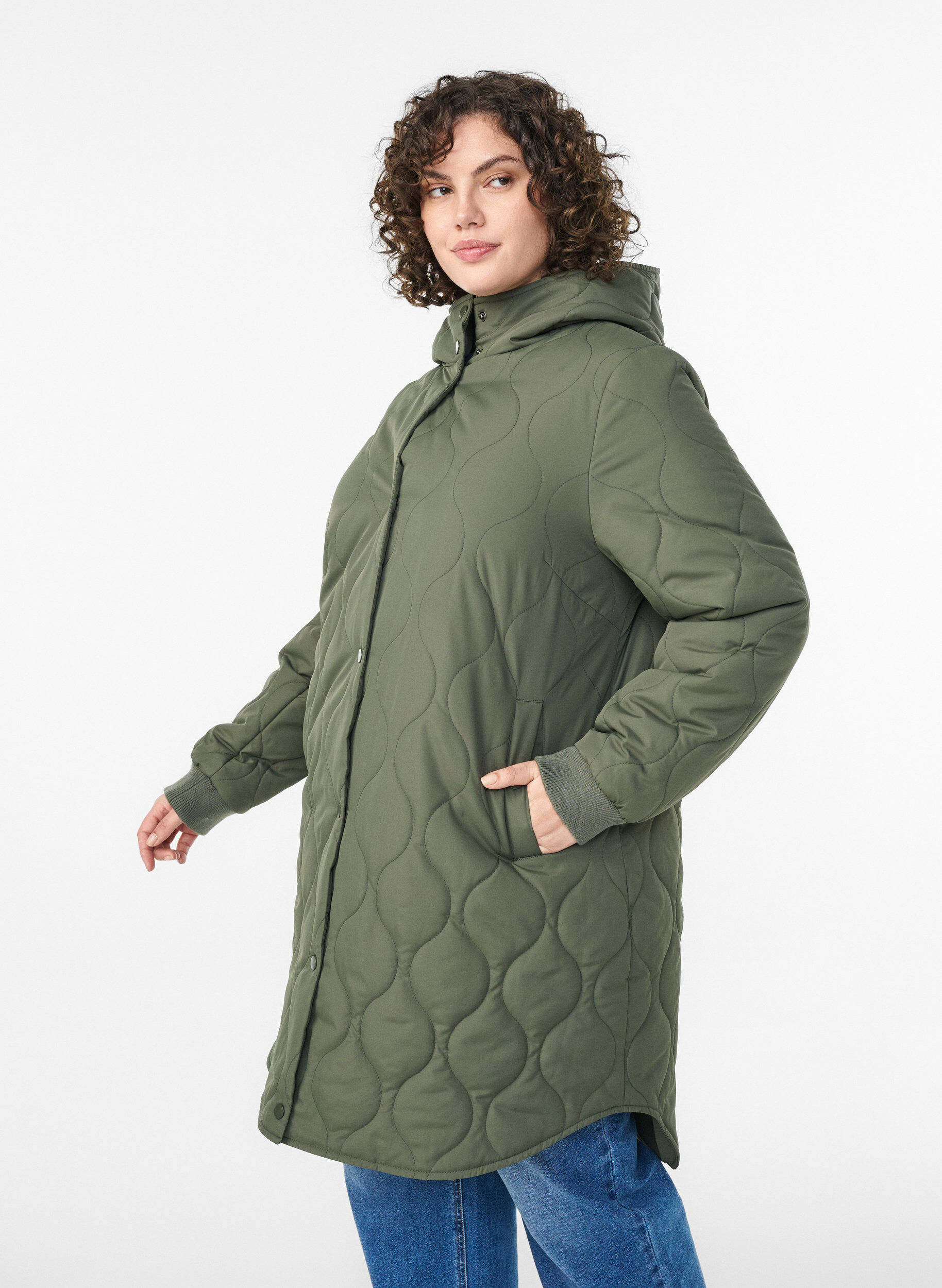 Mittellange Steppjacke mit Kapuze, Gr&uuml;n, Model