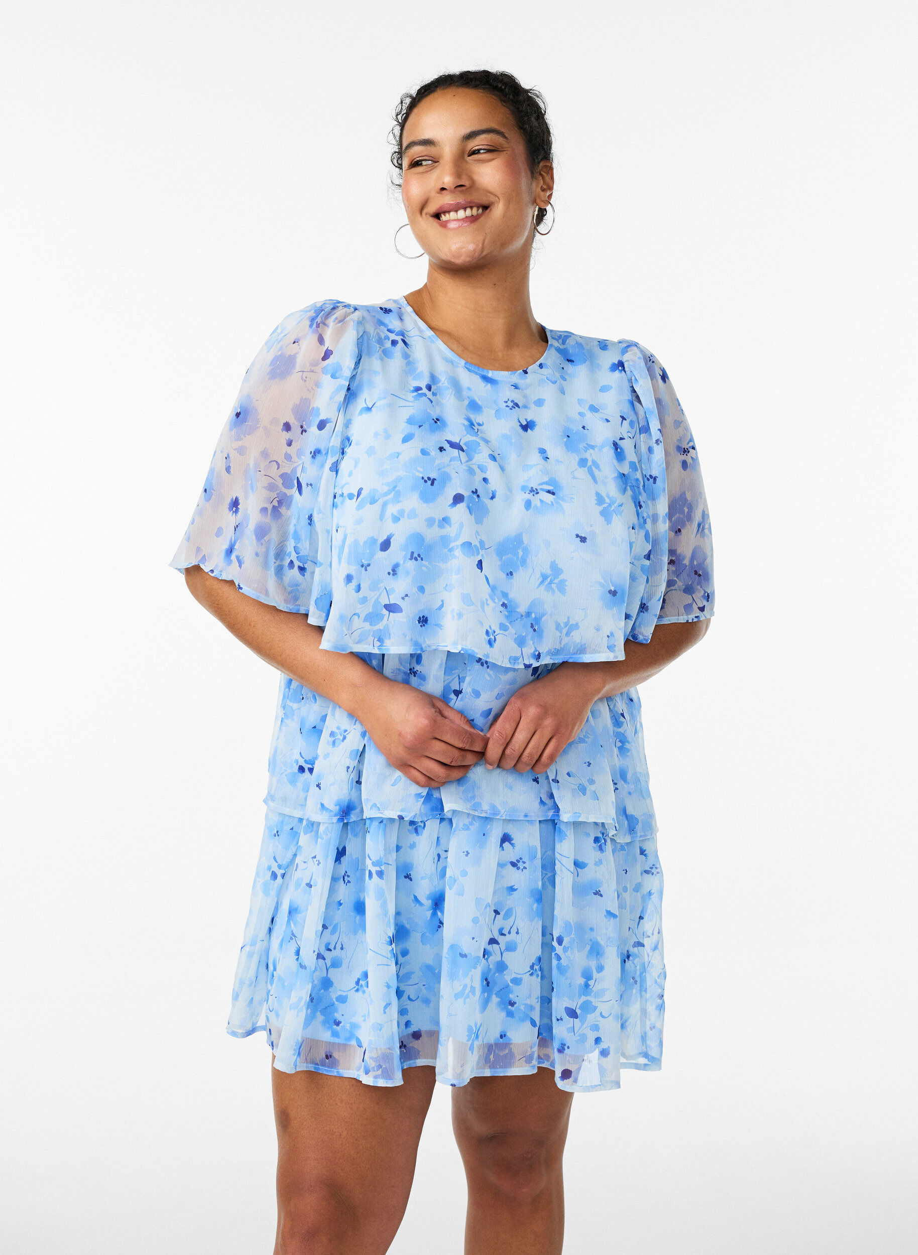 ZizziKurzes Kleid in Chiffon-Optik mit Blumenprint und Volantlagen, Blau, Model image number 0