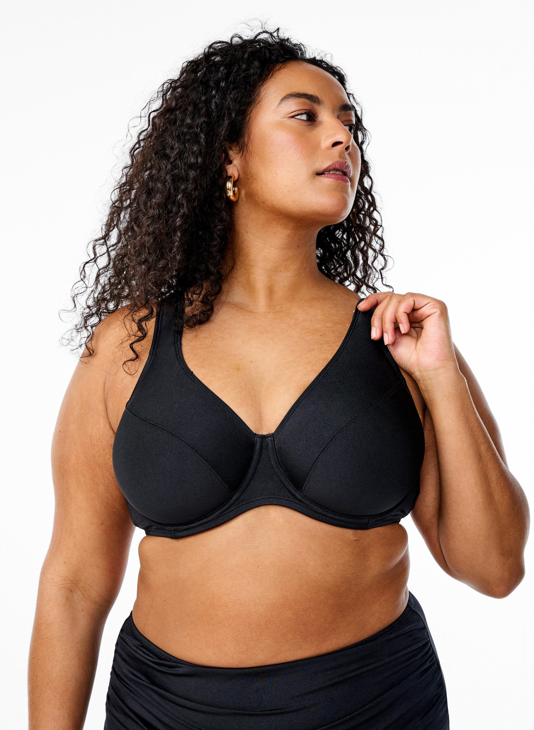 Bikinioberteil mit B&uuml;geln und voller Abdeckung, Schwarz, Model