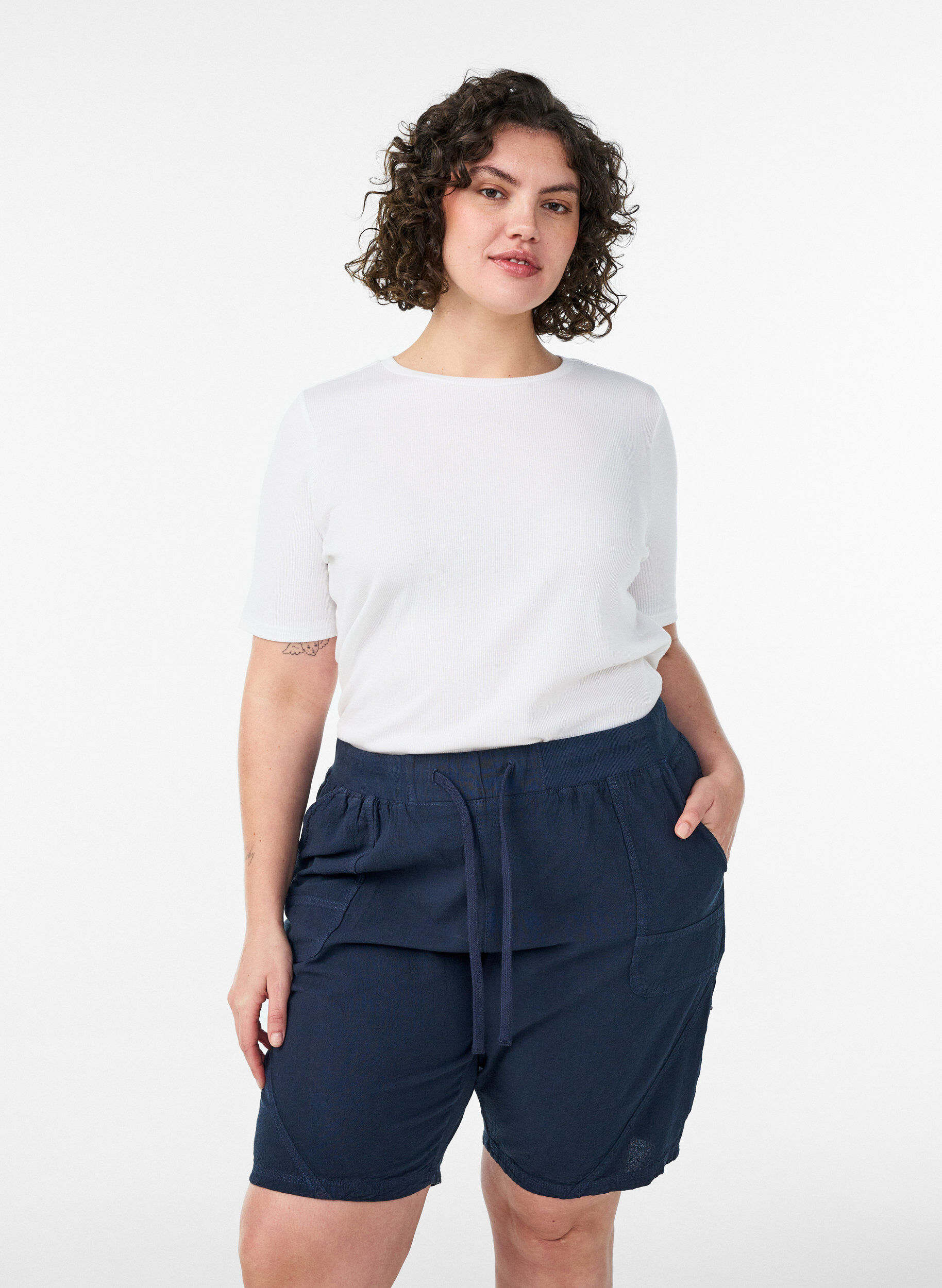 Lockere Shorts aus Baumwolle mit Taschen, Blau, Model