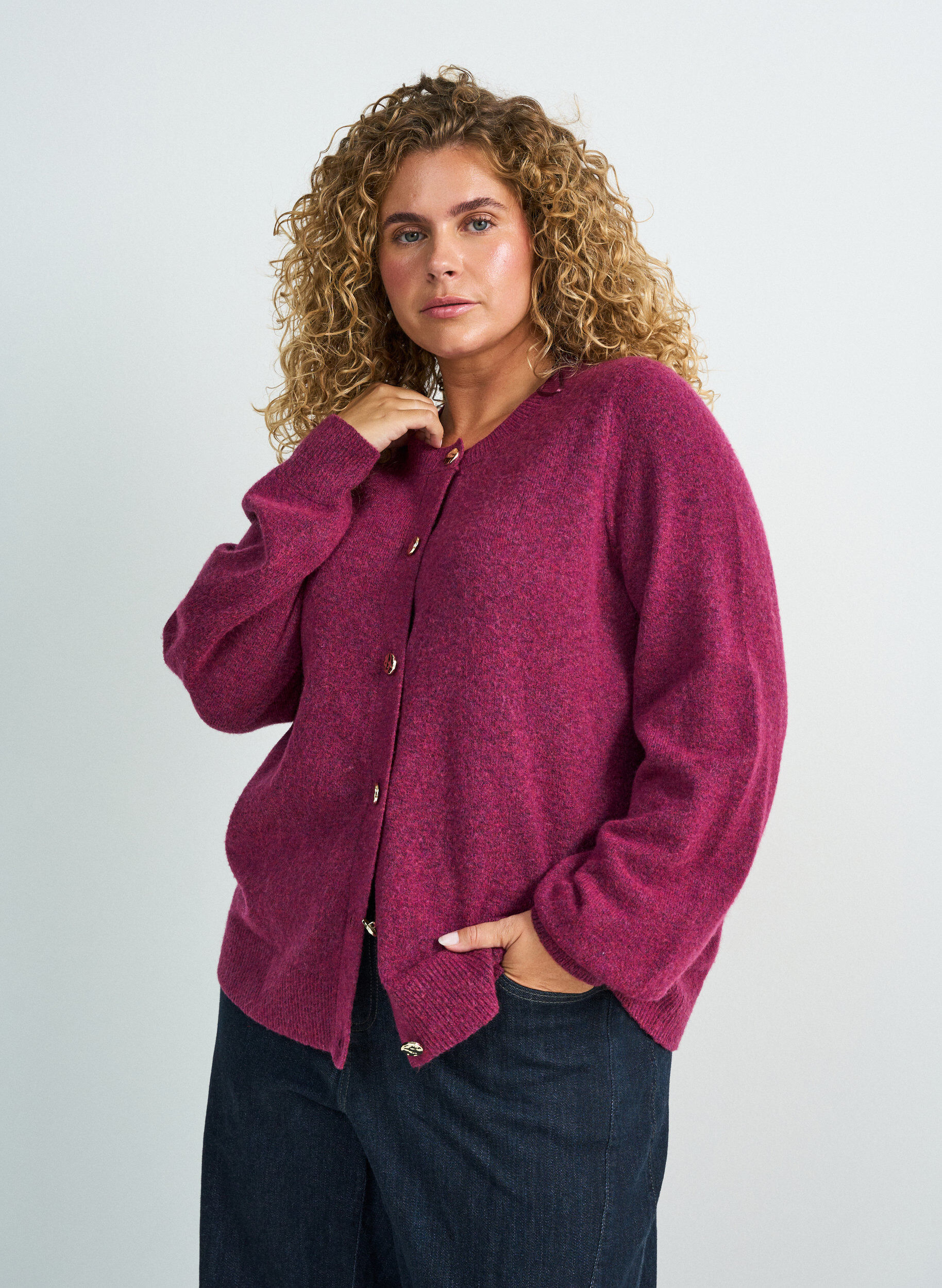 Strickjacke aus weichem Strick mit goldfarbenen Kn&ouml;pfen, Rot, Model