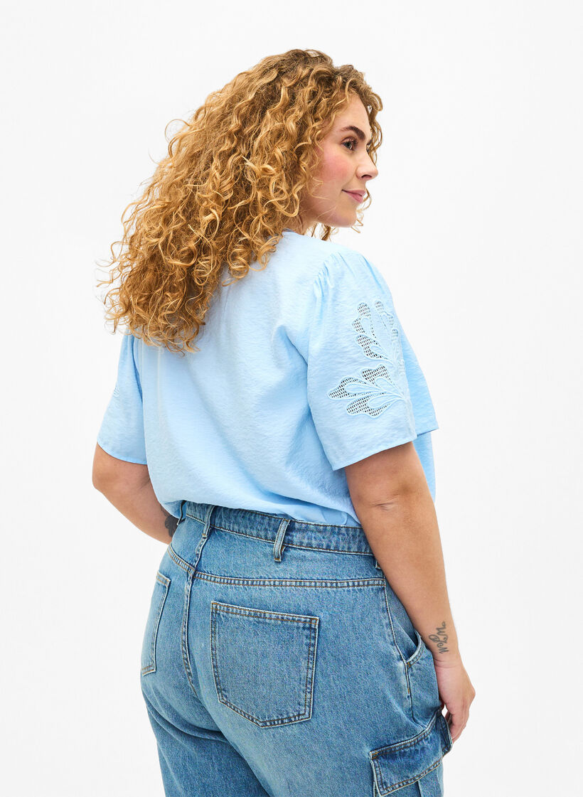  Kurzarm-Bluse aus Viskose mit Stickerei, Blau, Model image number 2