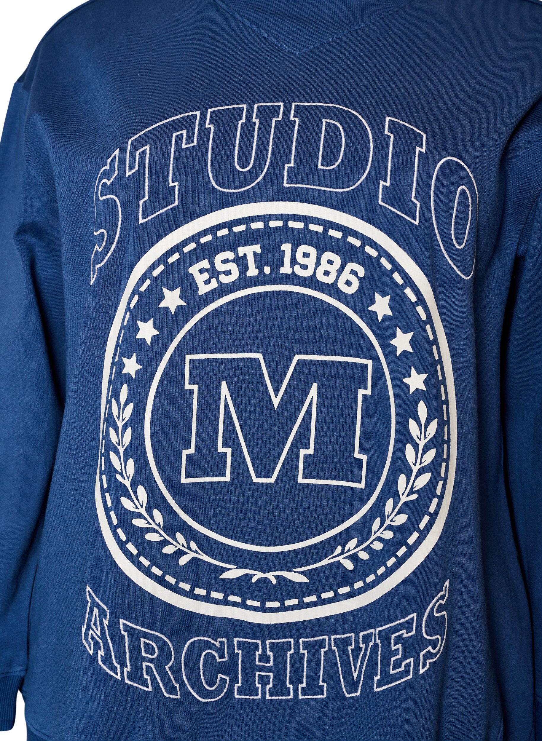 ZizziSweatshirt mit hohem Kragen und sportlichem Frontmotiv, Blau, Packshot image number 2