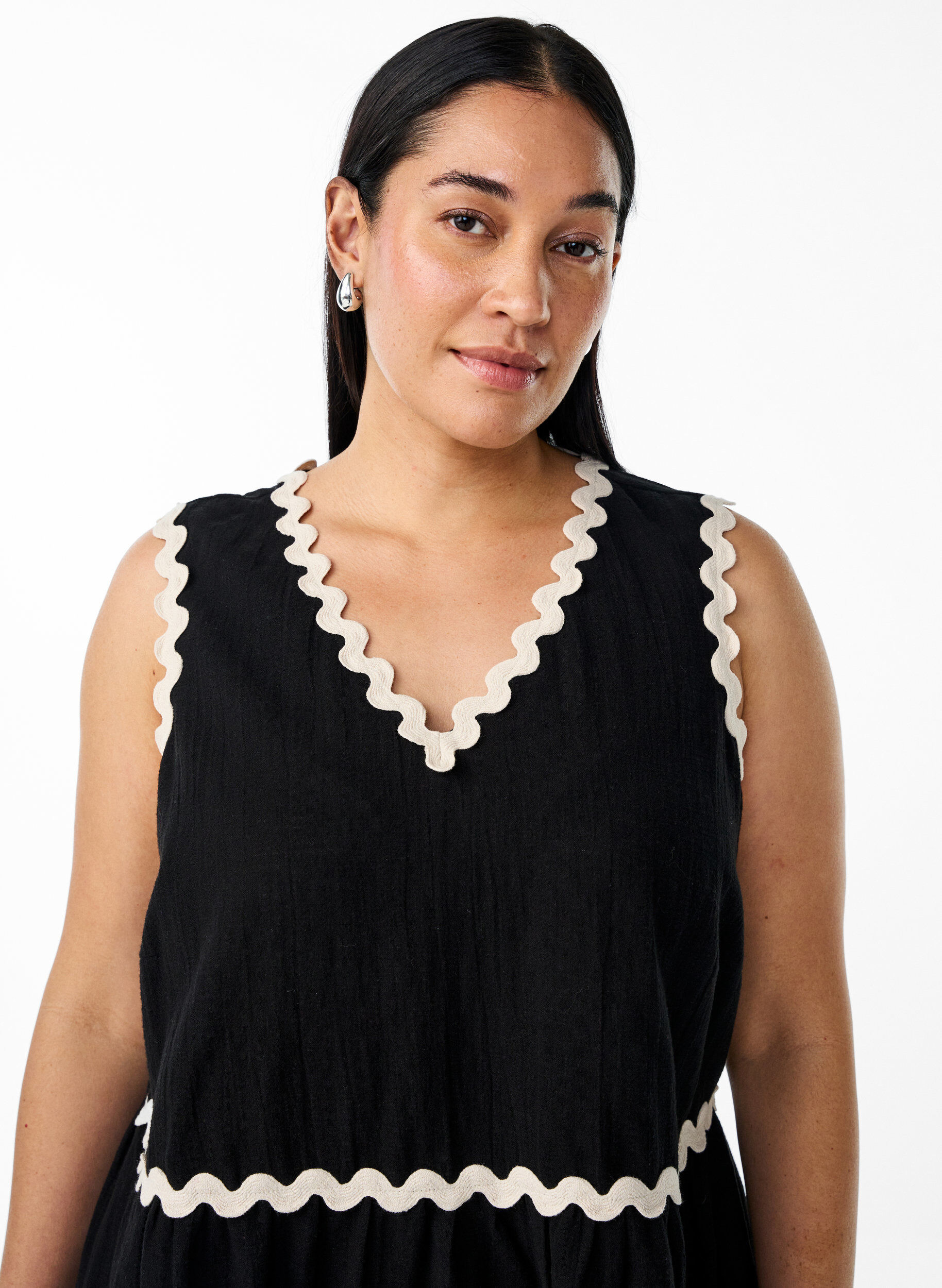 Zizzi&Auml;rmellose Bluse mit gezackten Kontrastkanten, Schwarz, Model image number 3