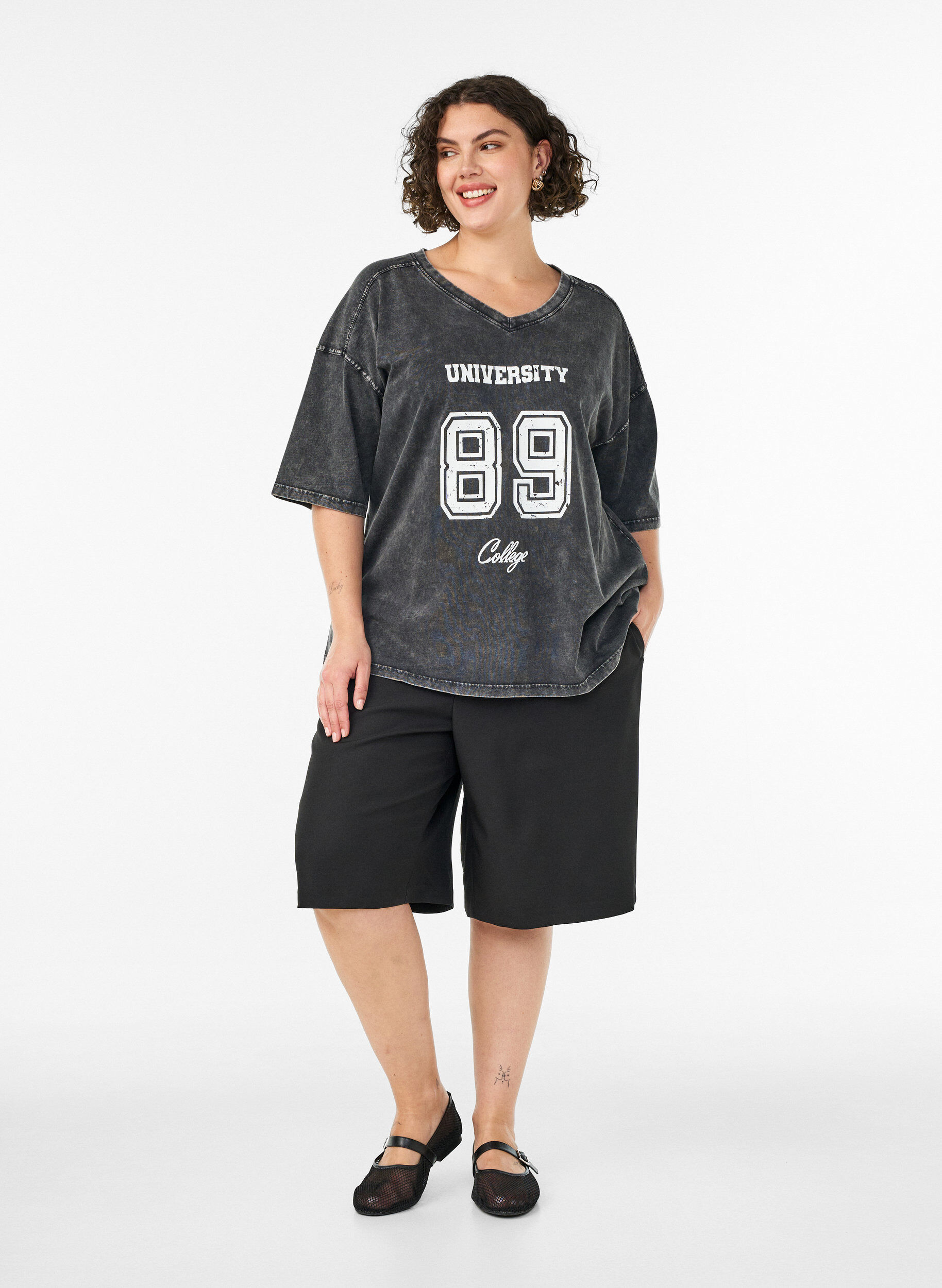 ZizziOversized T-Shirt aus Bio-Baumwolle mit College-Print, Schwarz, Model image number 1