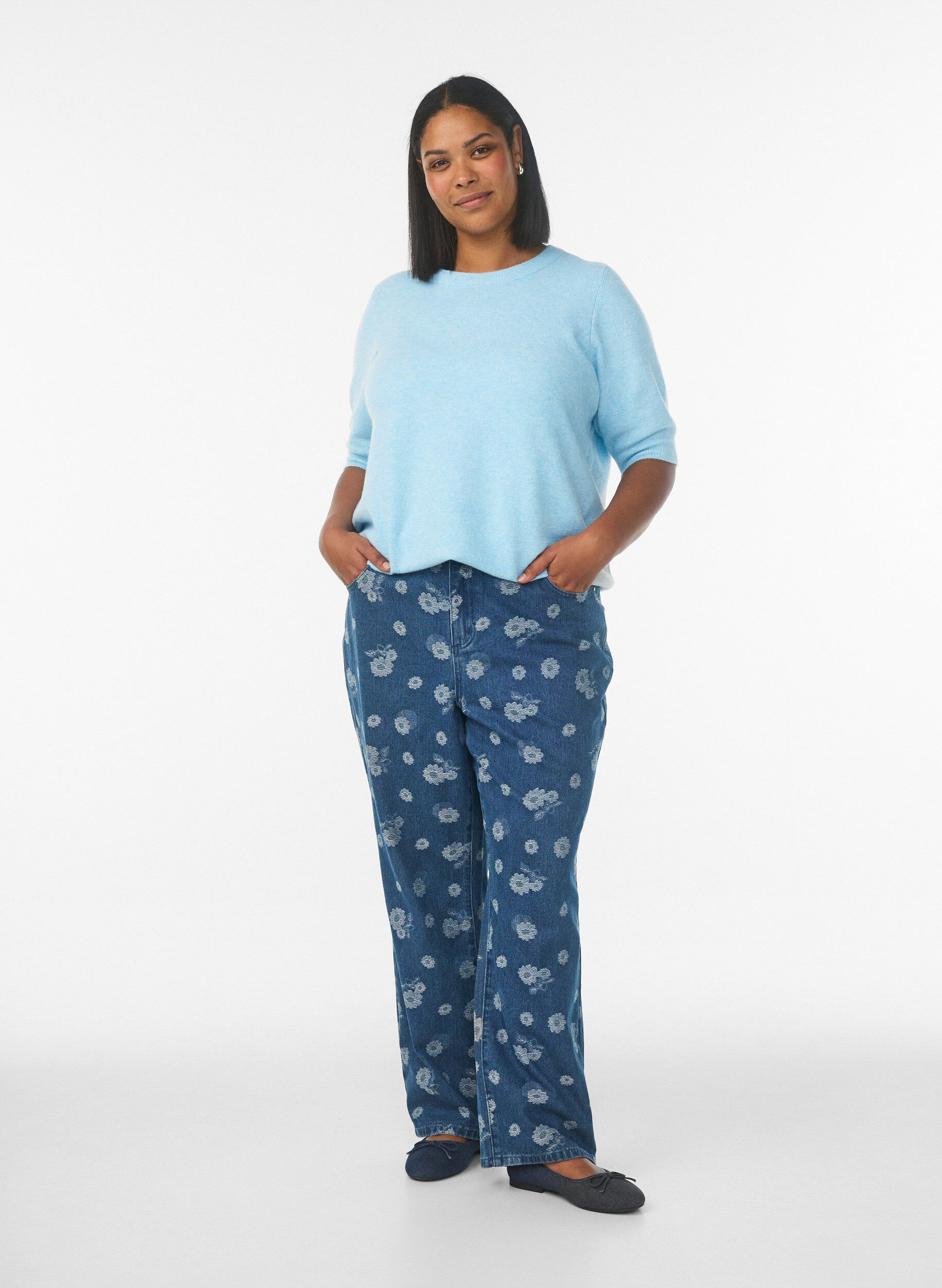 Bluse aus Strick mit kurzen &Auml;rmeln, Blau, Model