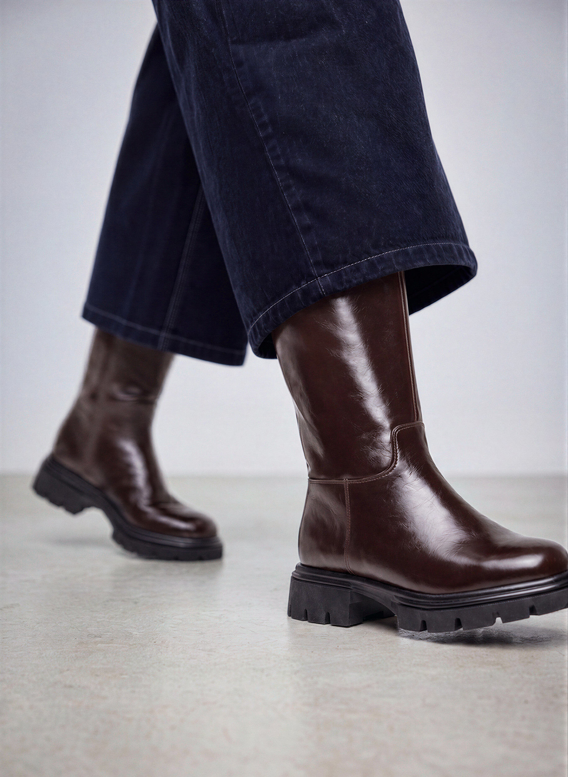 Langschaftstiefel mit leichter Crackle-Optik