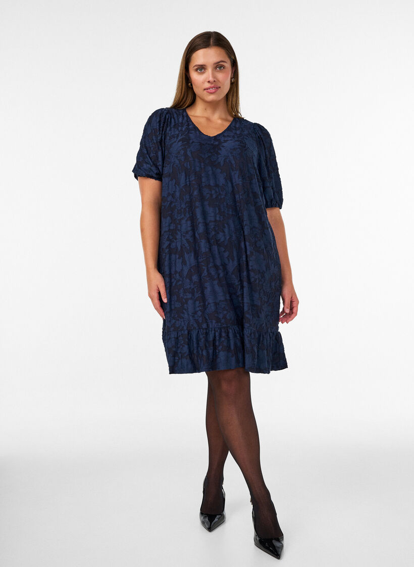 Kleid mit floraler Struktur und R&uuml;schenbesatz, Blau, Model image number 1