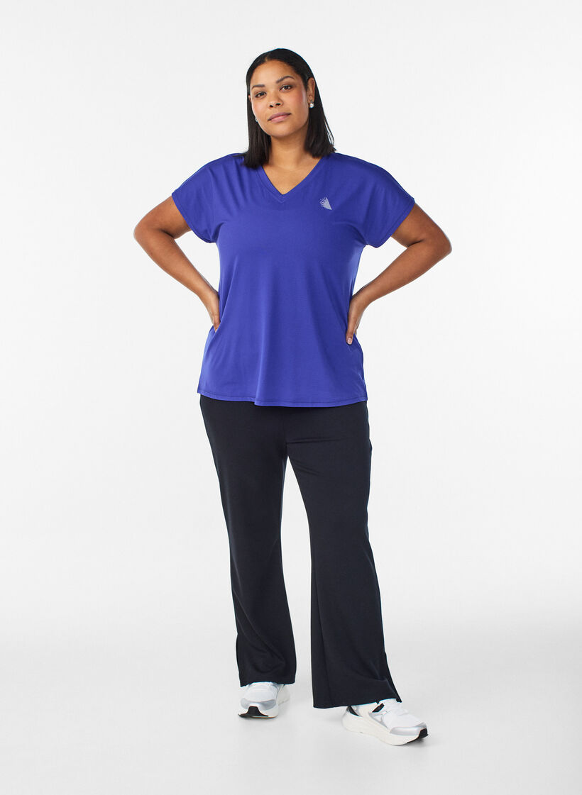 Lockeres Trainings-T-Shirt mit V-Ausschnitt, Lila, Model image number 1