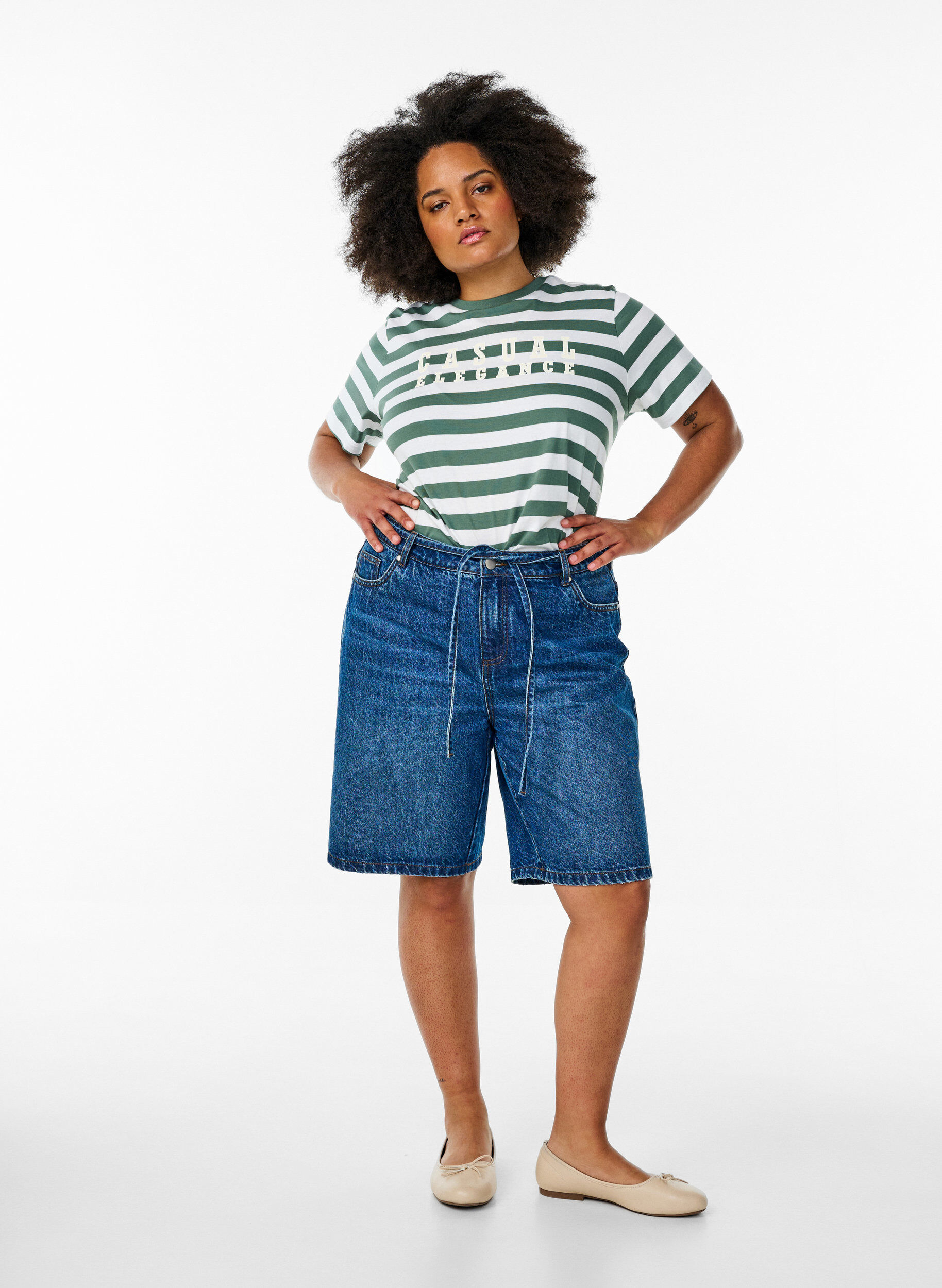 ZizziT-Shirt aus Bio-Baumwolle mit Streifen und Text, Gr&uuml;n, Model image number 1