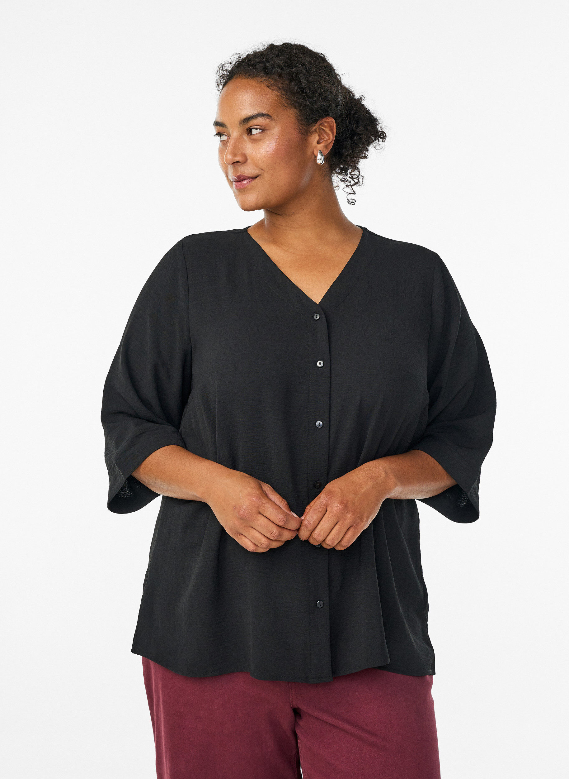 Bluse mit V-Ausschnitt und 3/4-&Auml;rmeln, Schwarz, Model