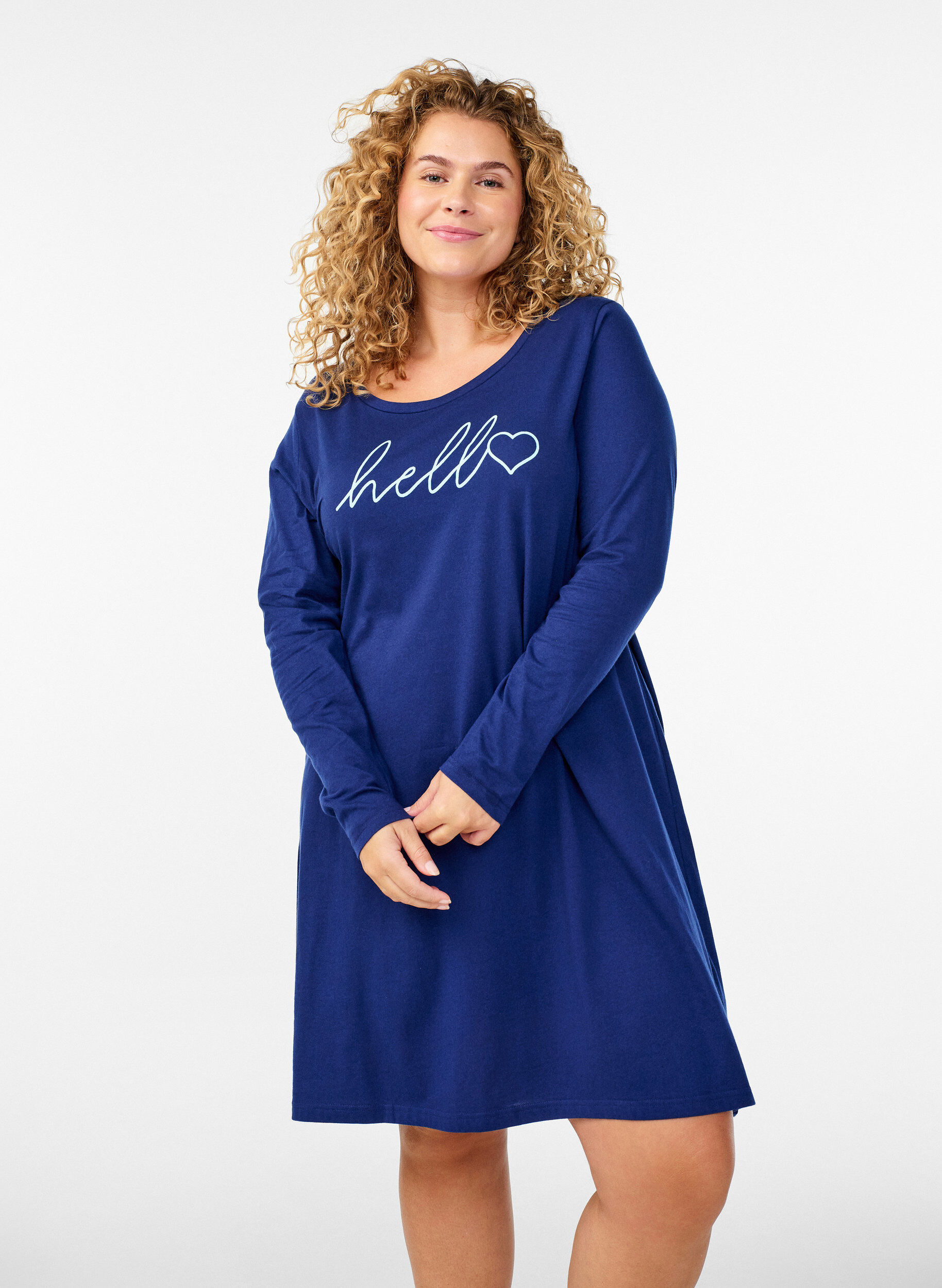 Lang&auml;rmliges Nachthemd aus Bio-Baumwolle, Blau, Model