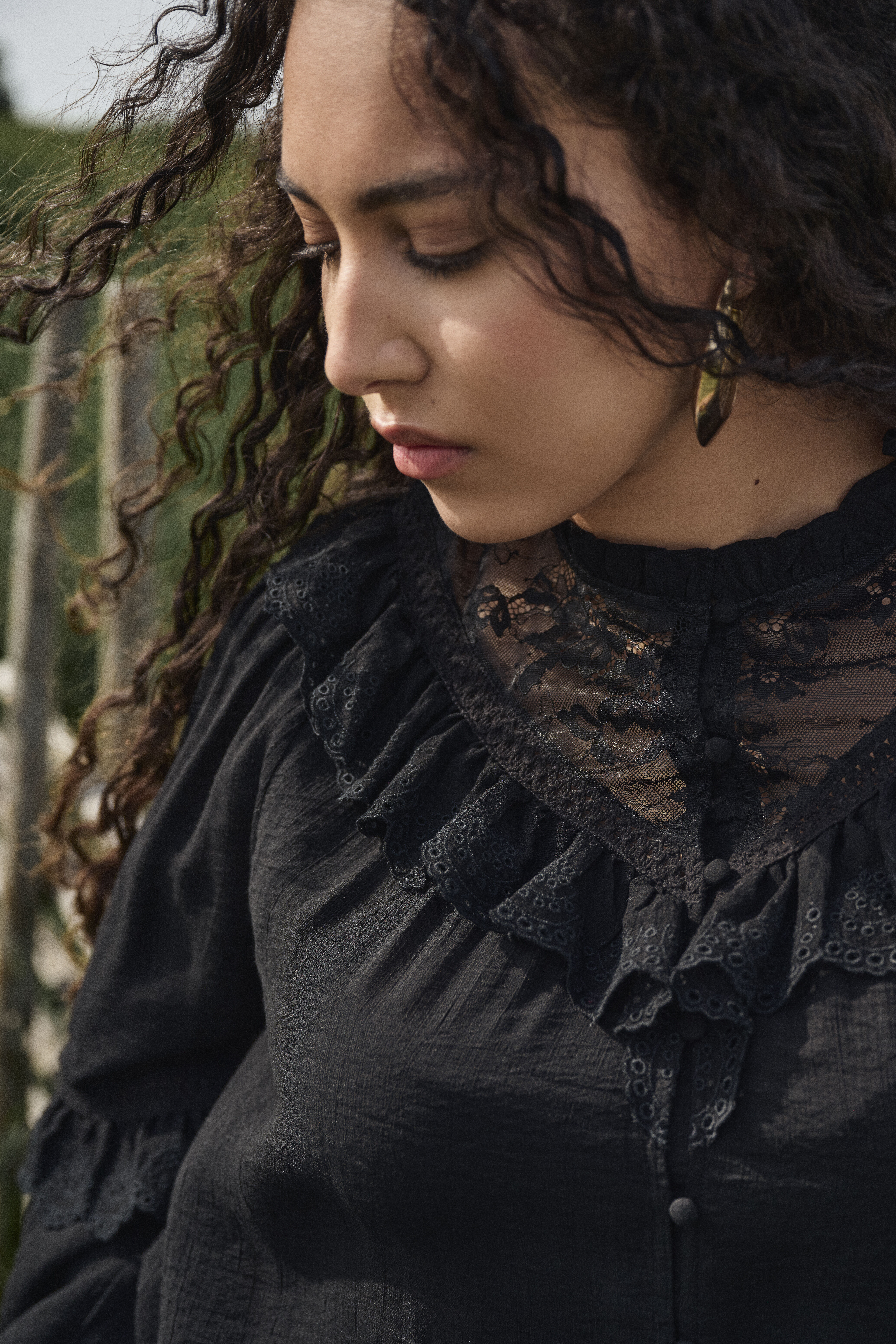 ZizziSchwarze Bluse mit R&uuml;schen und Spitze, , Model