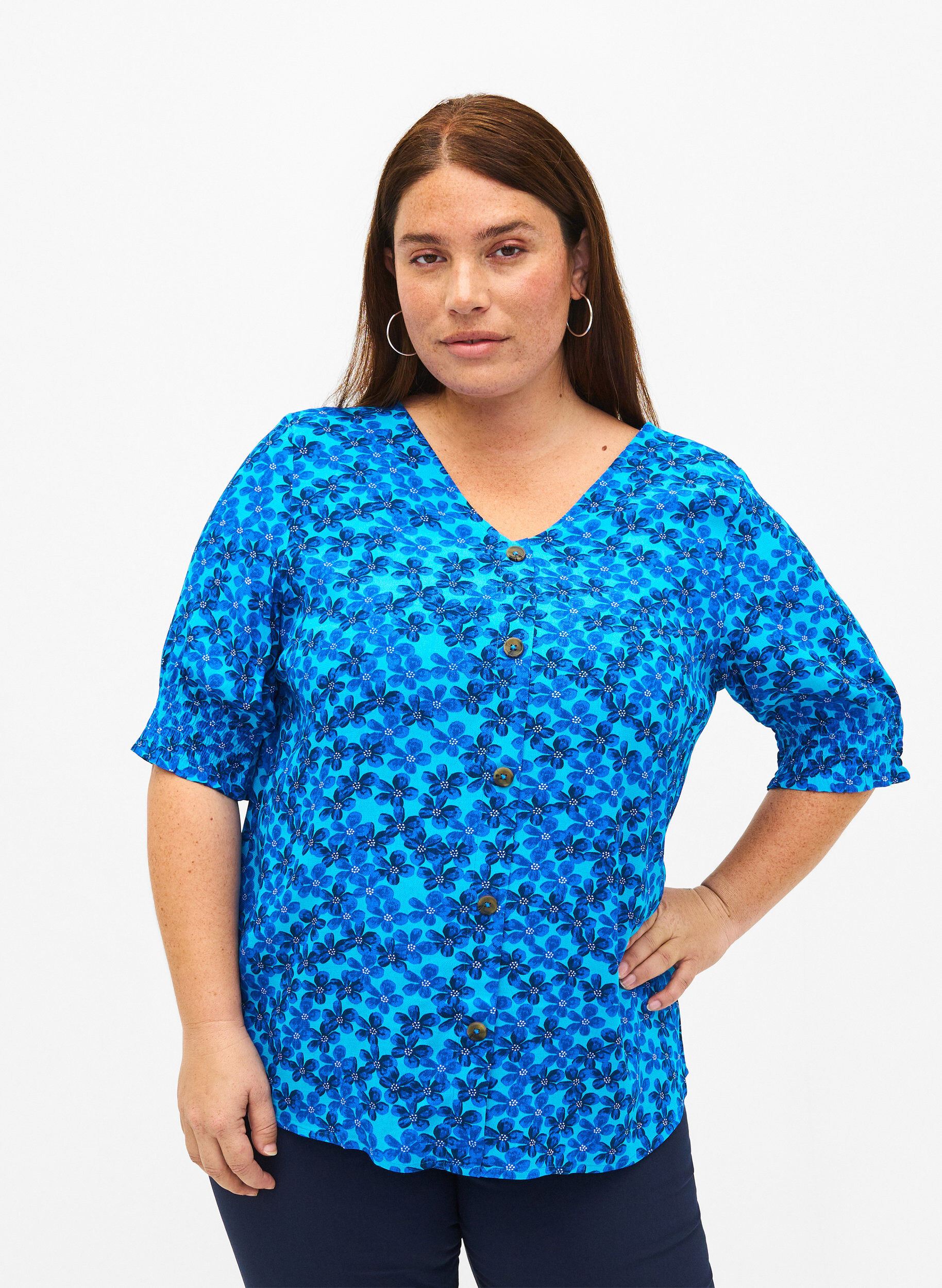 Zizzi Viskosebluse mit Kn&ouml;pfen, Blue Small Flower, Model image number 0