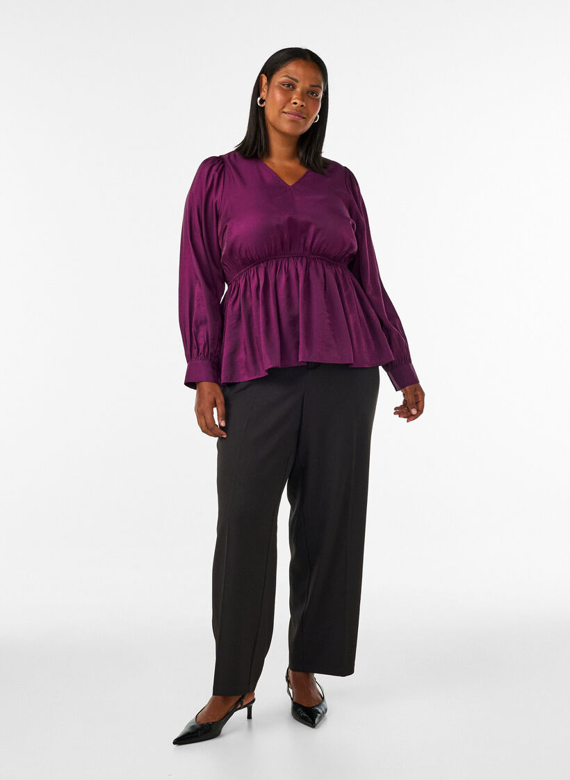 Gl&auml;nzende Bluse aus Viskose mit Peplum-Effekt, Lila, Model image number 1