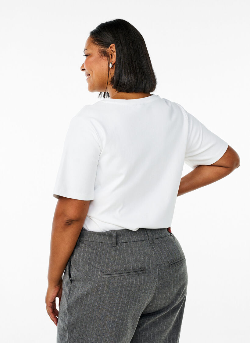 Basic-T-Shirt mit V-Ausschnitt aus Bio-Baumwolle, Weiß, Model image number 2