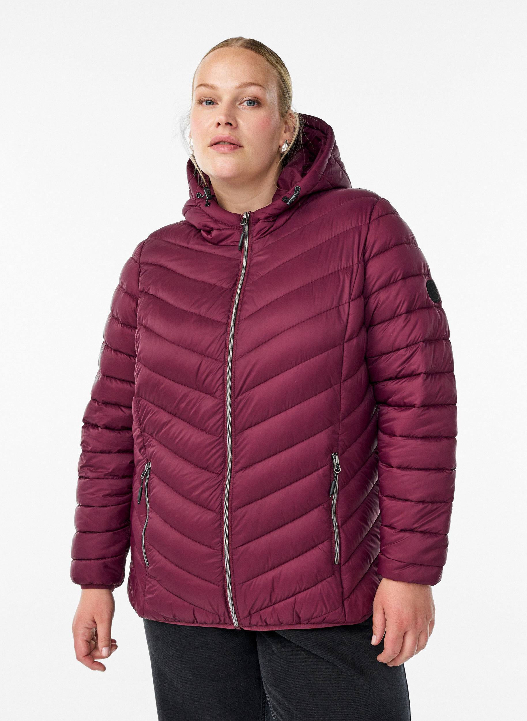 Leichte Steppjacke mit Kapuze, Dunkles Bordeaux, Model
