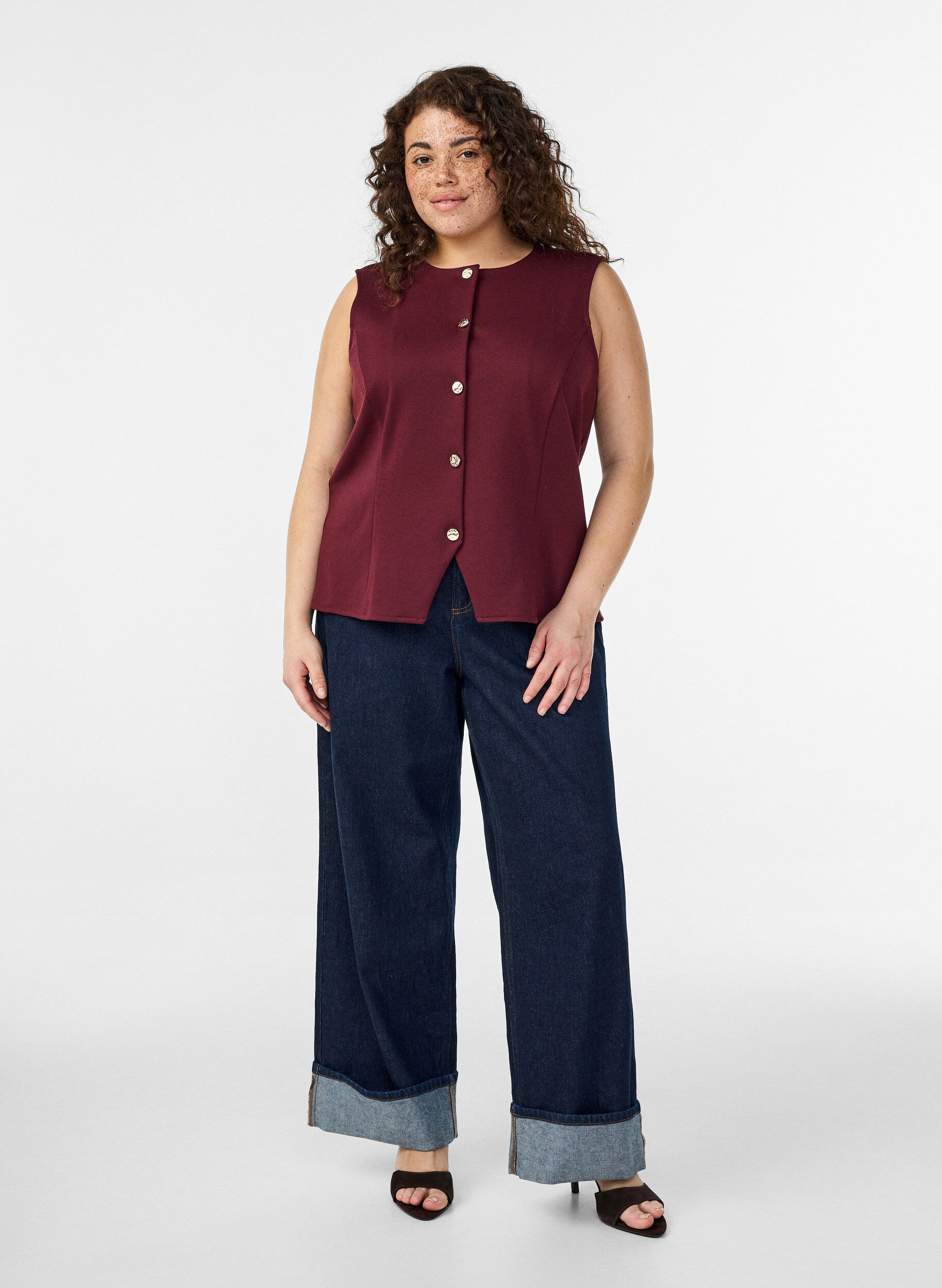 Zizzi&Auml;rmellose Bluse mit Zierkn&ouml;pfen, Rot, Model image number 1