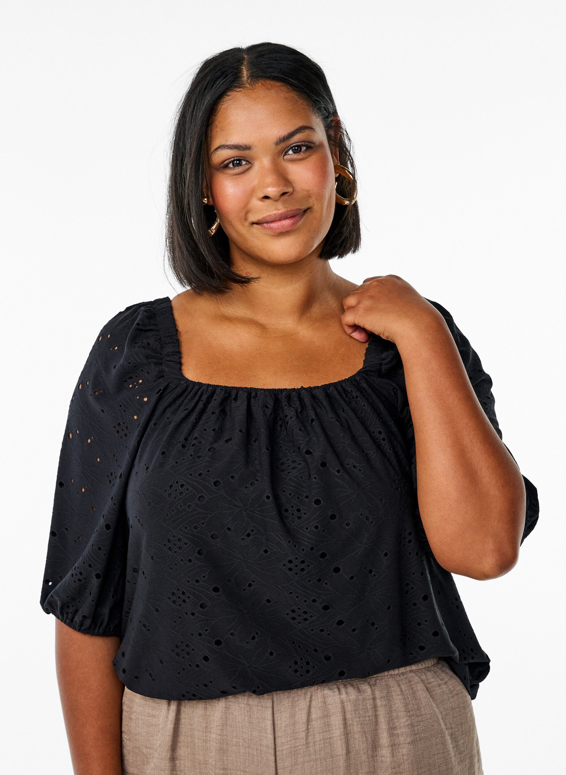 ZizziBluse mit kurzen Puff&auml;rmeln und Lochmuster, Schwarz, Model image number 0