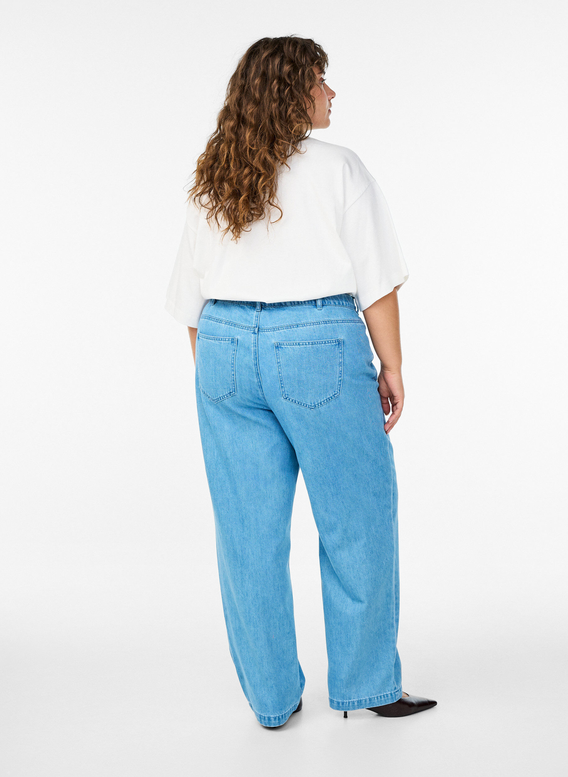 ZizziKiana Jeans mit Straight Fit und markanten N&auml;hten, Blau, Model image number 1