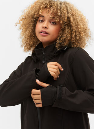 Kurze Softshell-Jacke mit abnehmbarer Kapuze, Black, Model image number 3