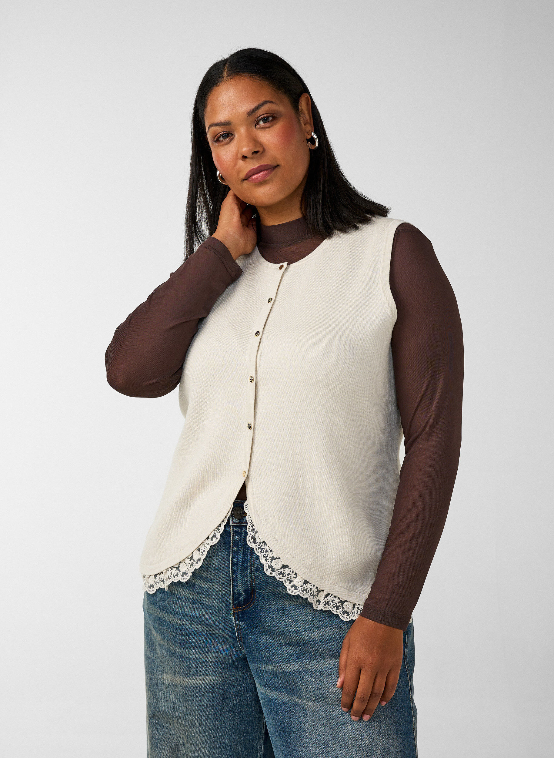 Strickweste mit Spitzenbesatz, Vanille, Model