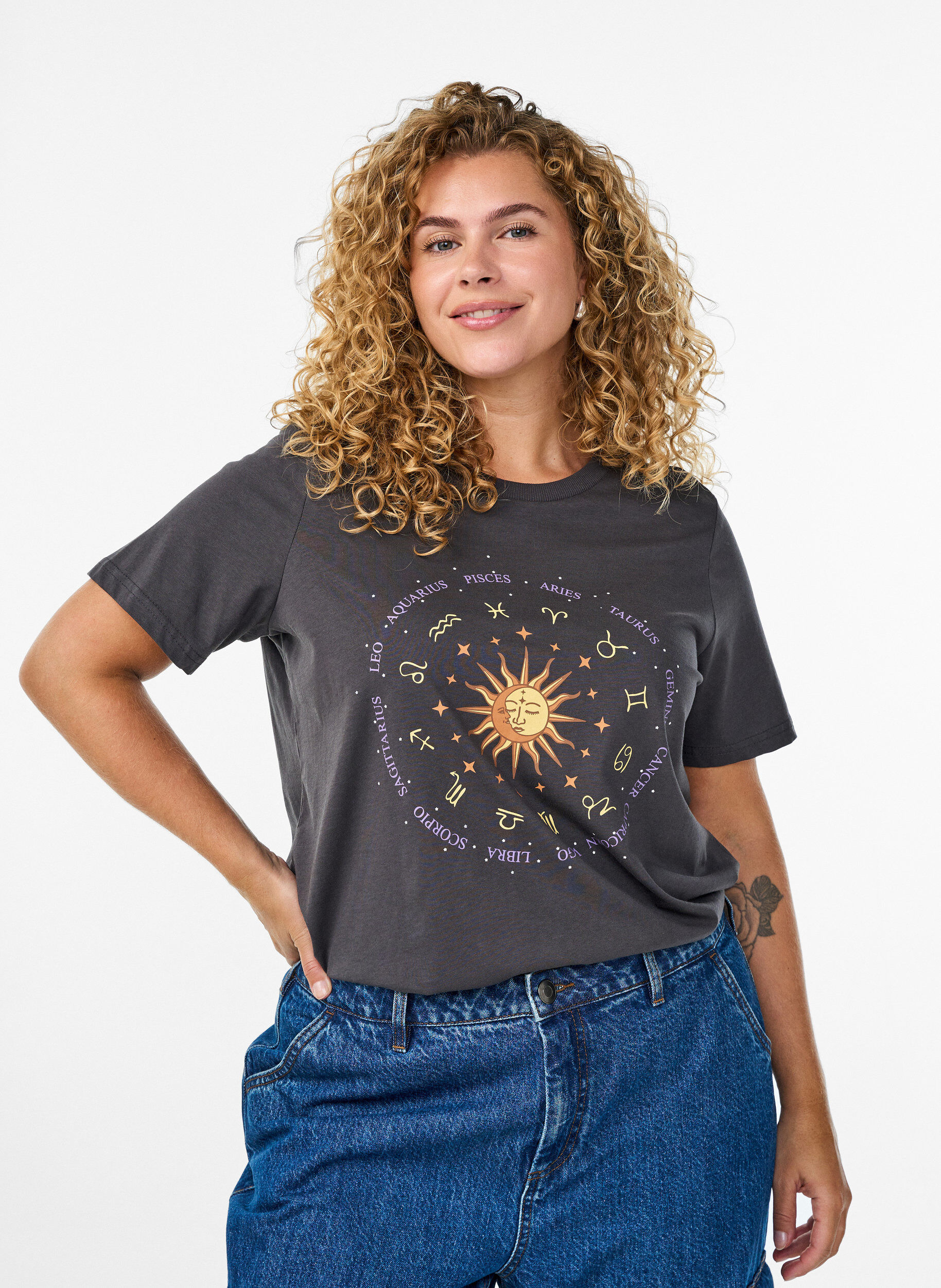 ZizziT-Shirt aus Baumwolle mit Print auf der Vorderseite, Grau, Model image number 0