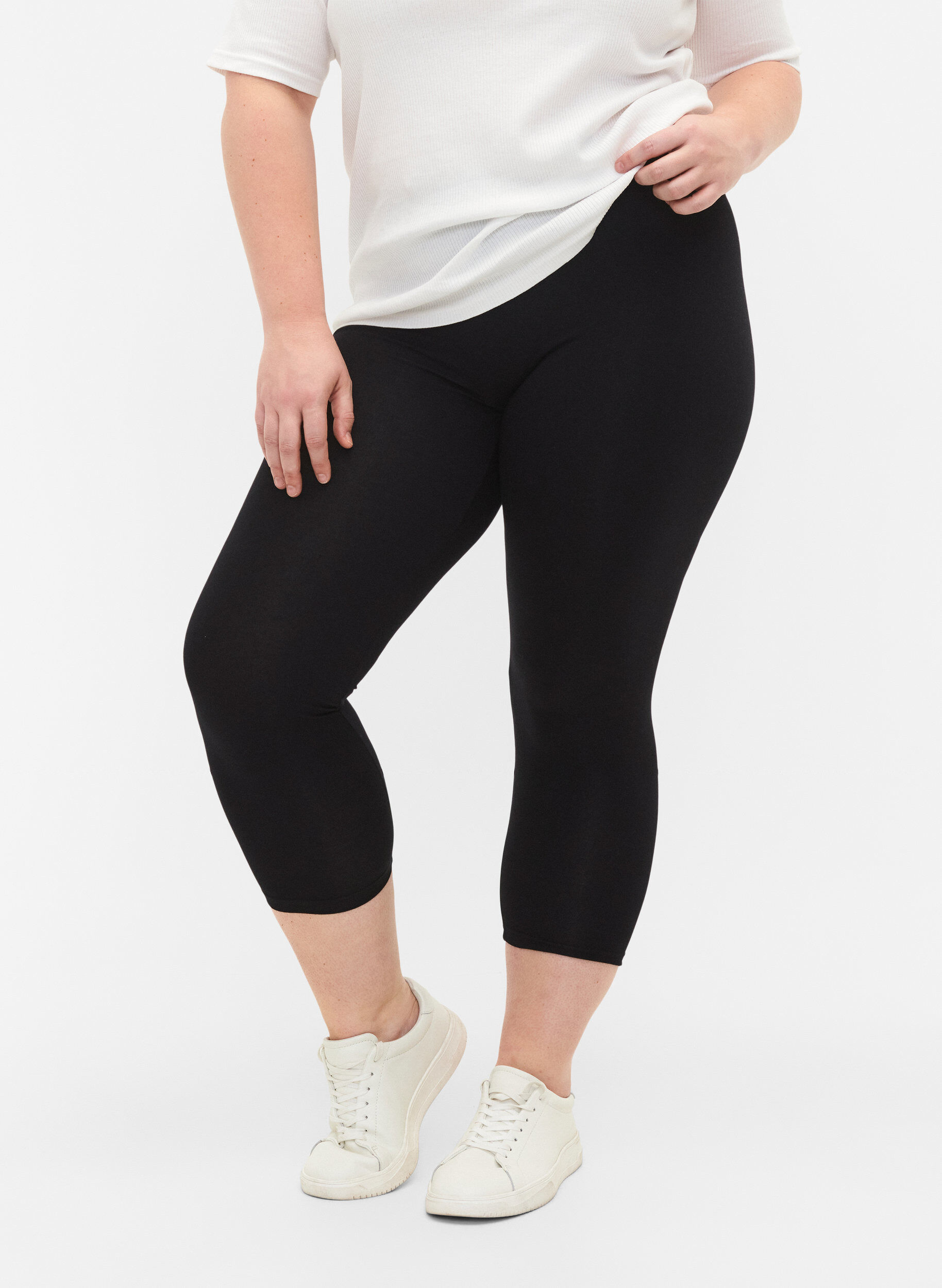 Basic 3/4-Leggings aus Viskose, Schwarz, Model