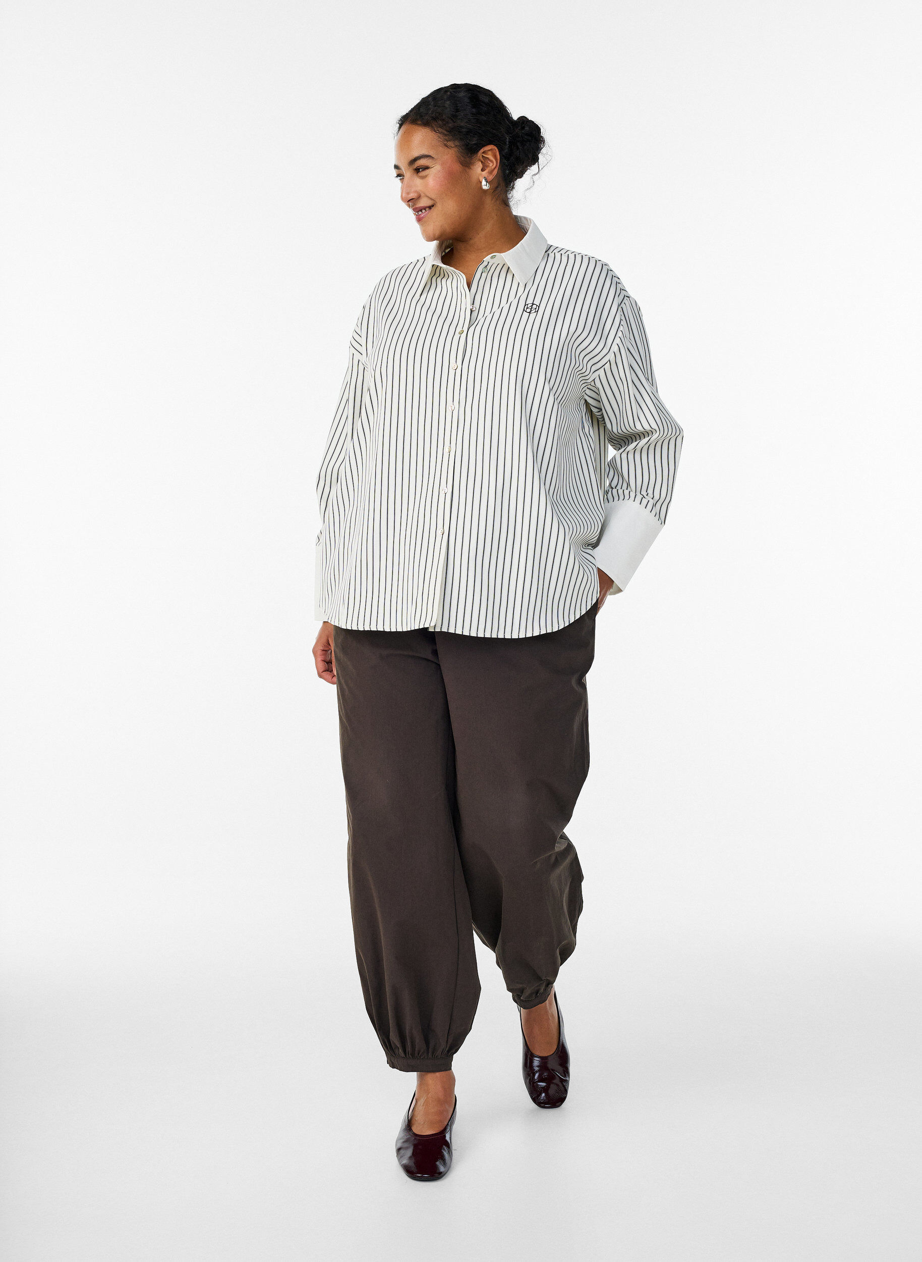 ZizziLockeres gestreiftes Hemd mit breiten Manschetten, Wei&szlig;, Model image number 1