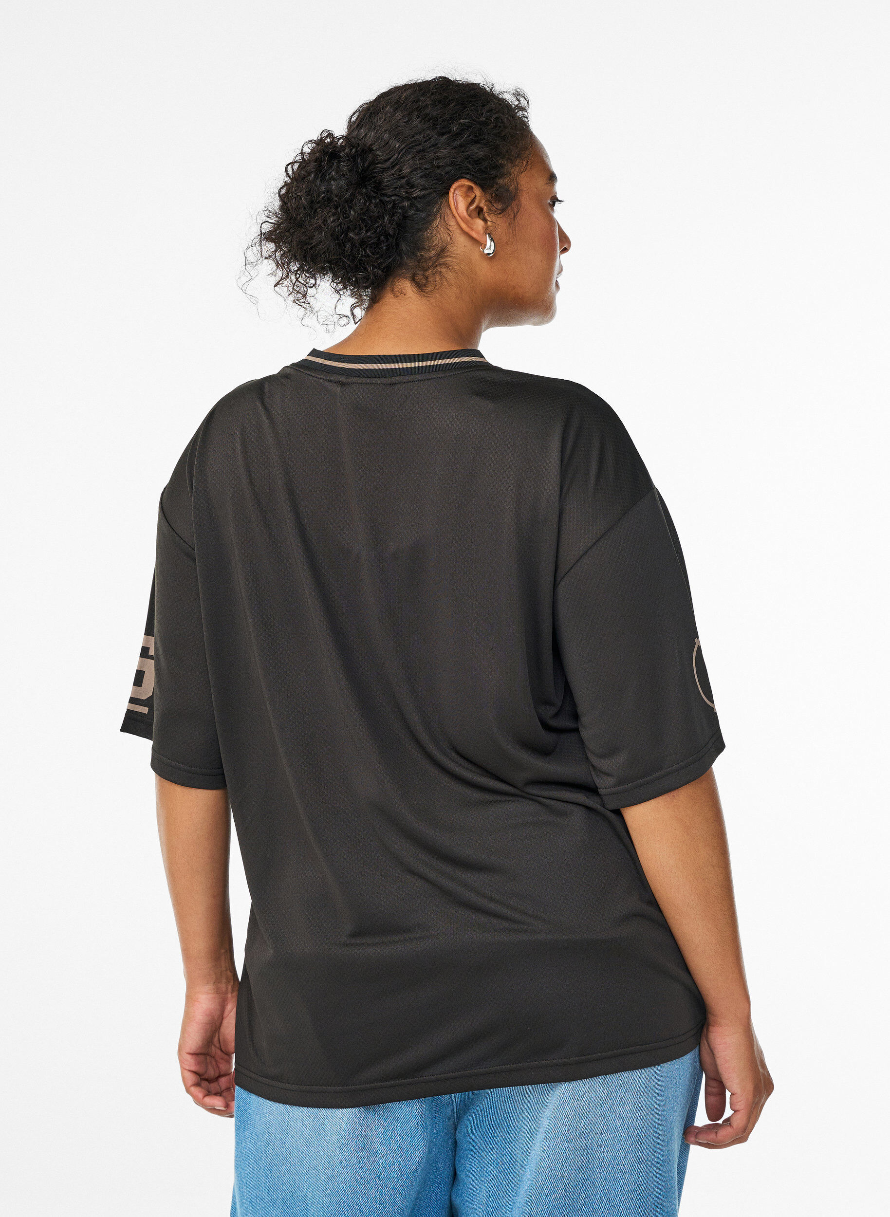 ZizziSportliches T-Shirt mit V-Ausschnitt und Racing-Print, Schwarz, Model image number 2