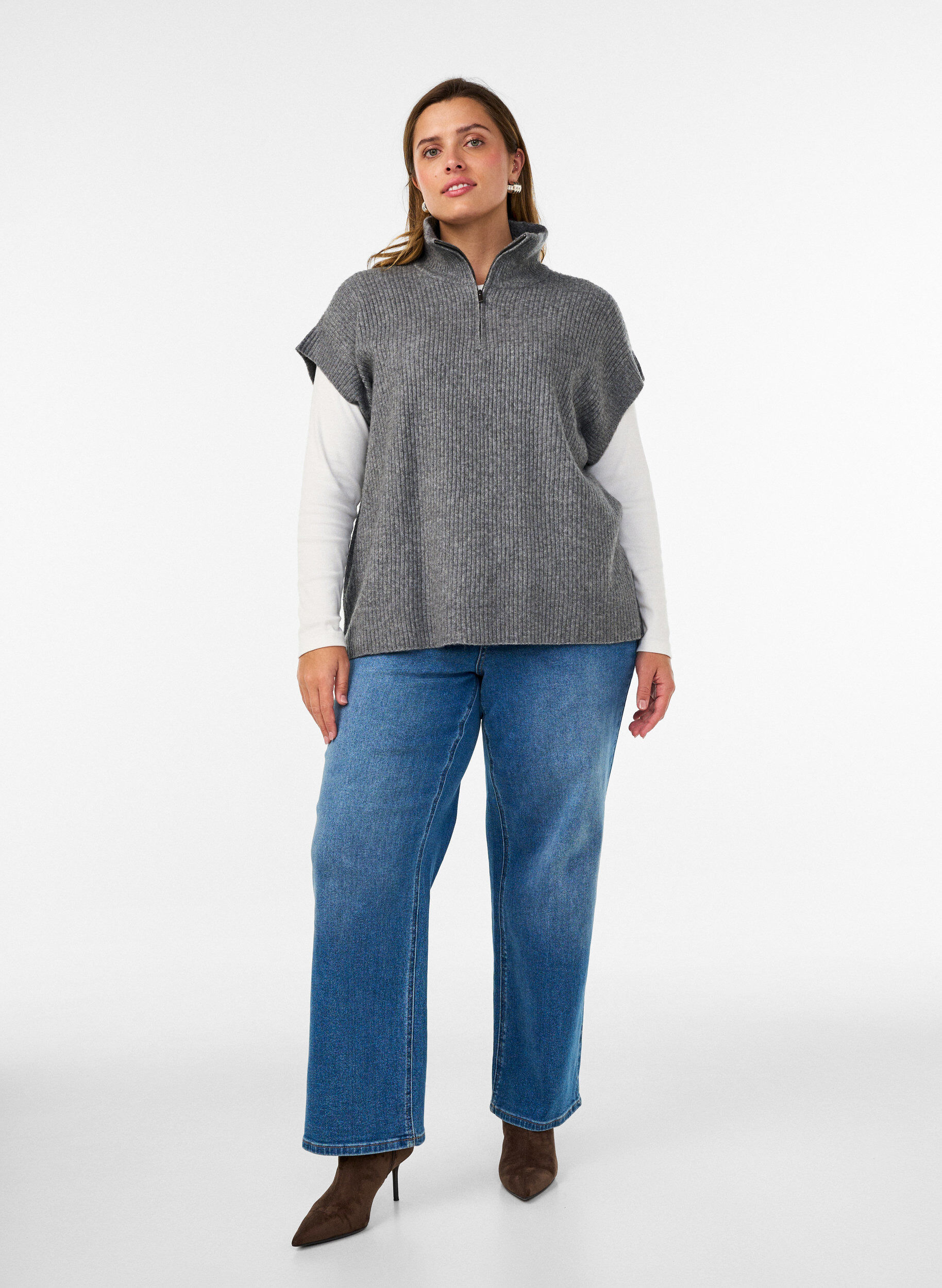 ZizziStrickweste mit hohem Kragen und kurzem Rei&szlig;verschluss, Grau, Model image number 1