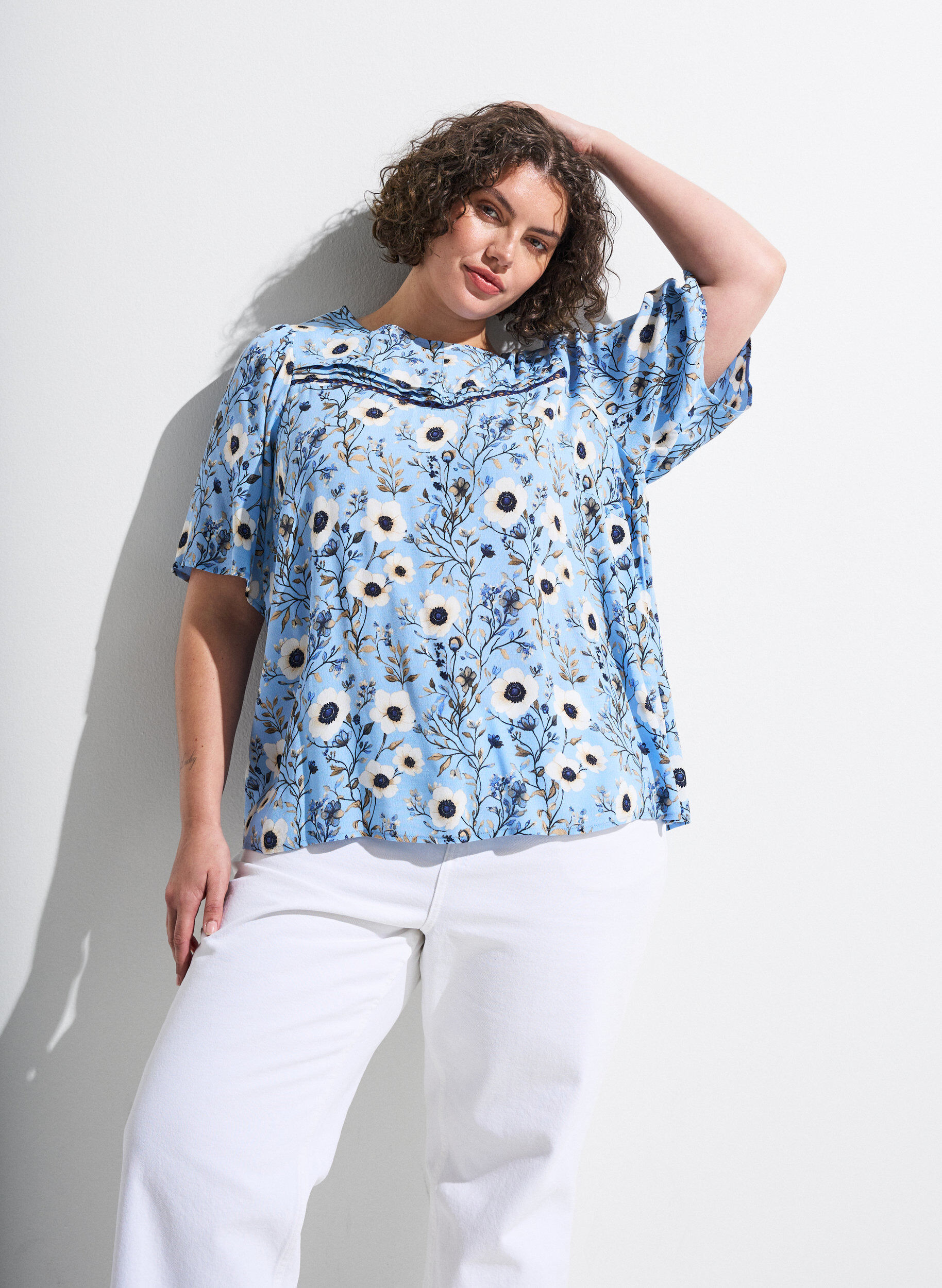 ZizziGebl&uuml;mte Bluse mit kurzen &Auml;rmeln, Blau, Image image number 0