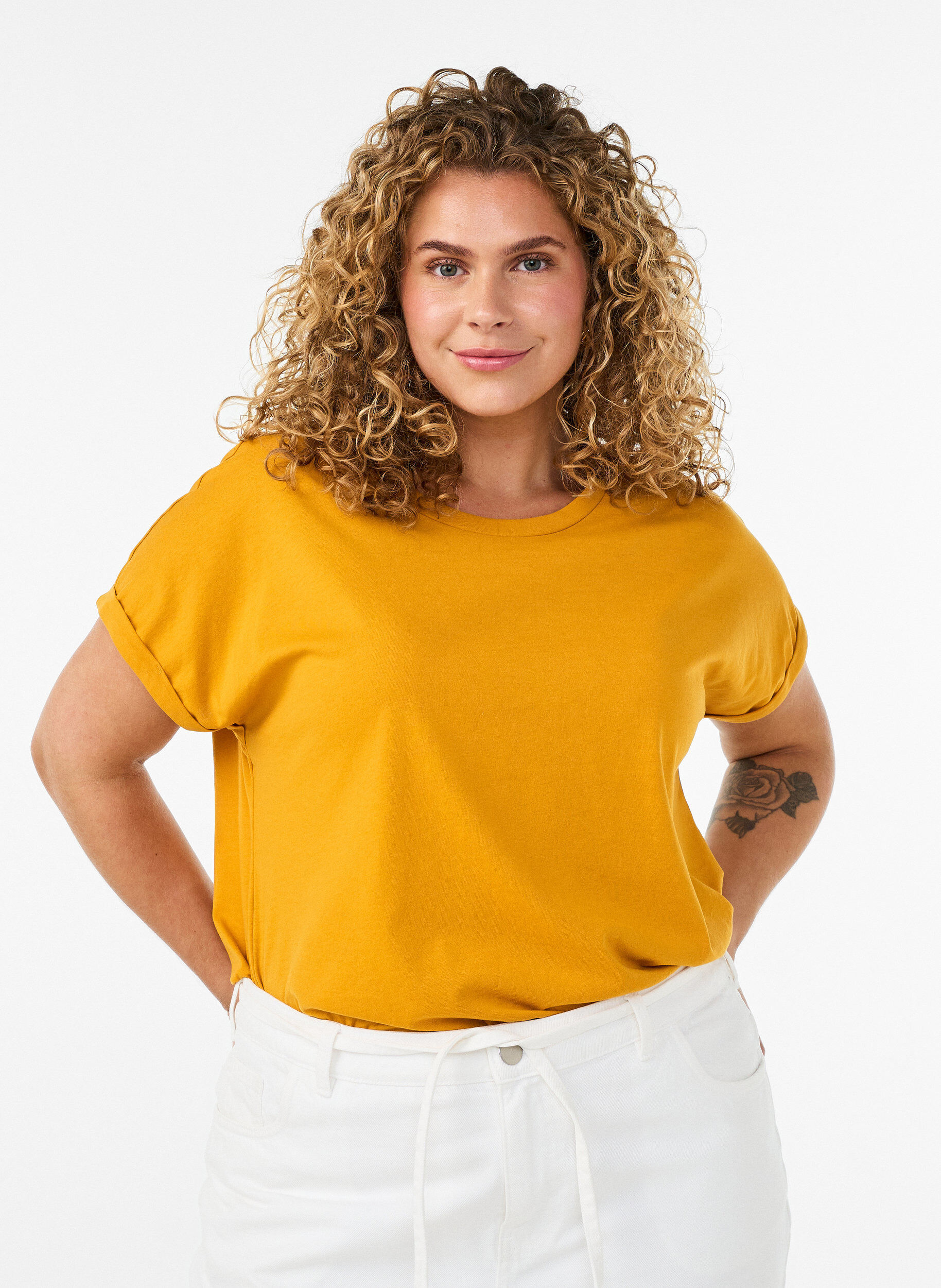 Kurz&auml;rmeliges T-Shirt aus einer Baumwollmischung, Gelb, Model