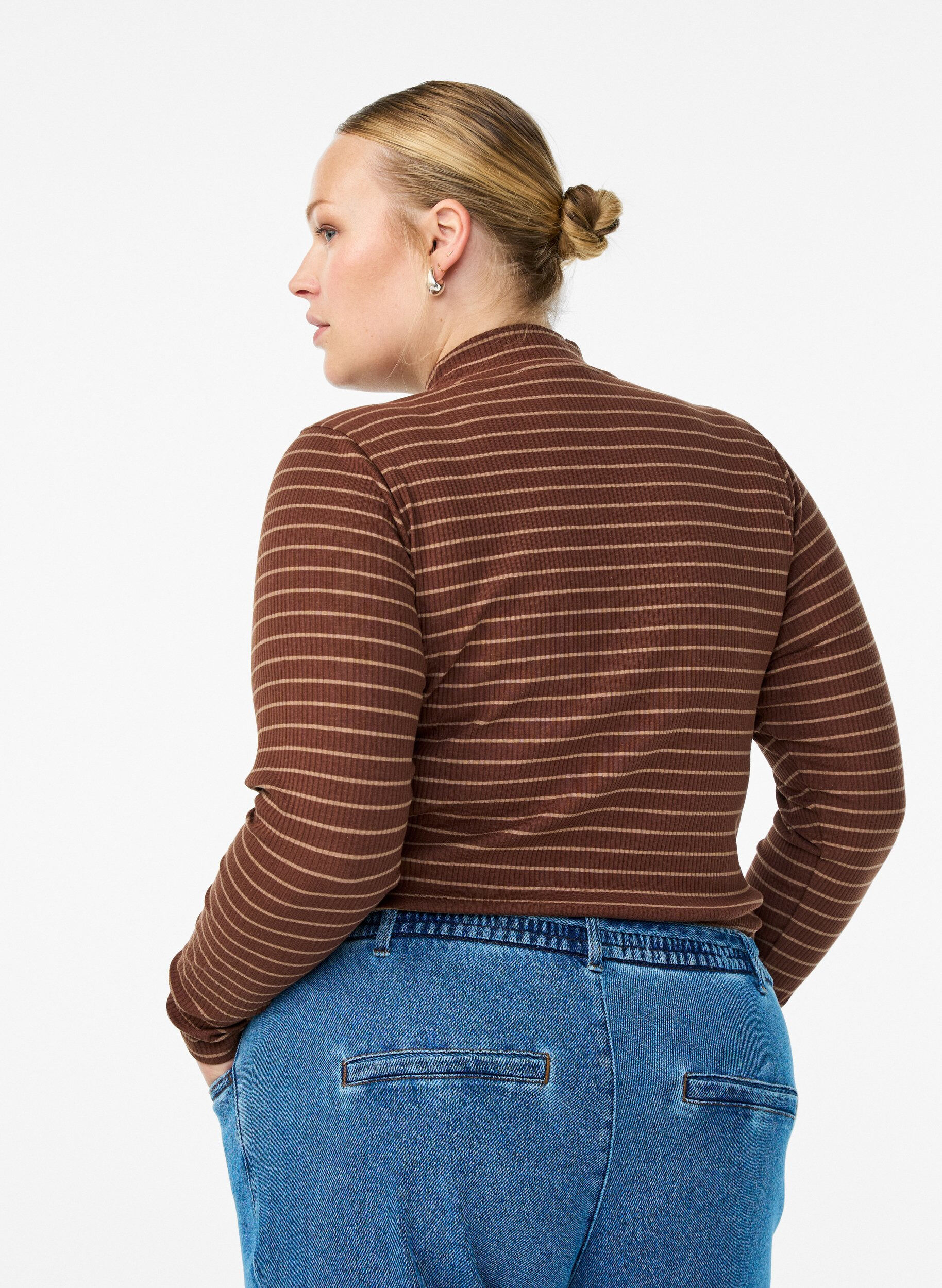 ZizziGestreifte Rippstrickbluse mit Stehkragen, Braun, Model image number 2