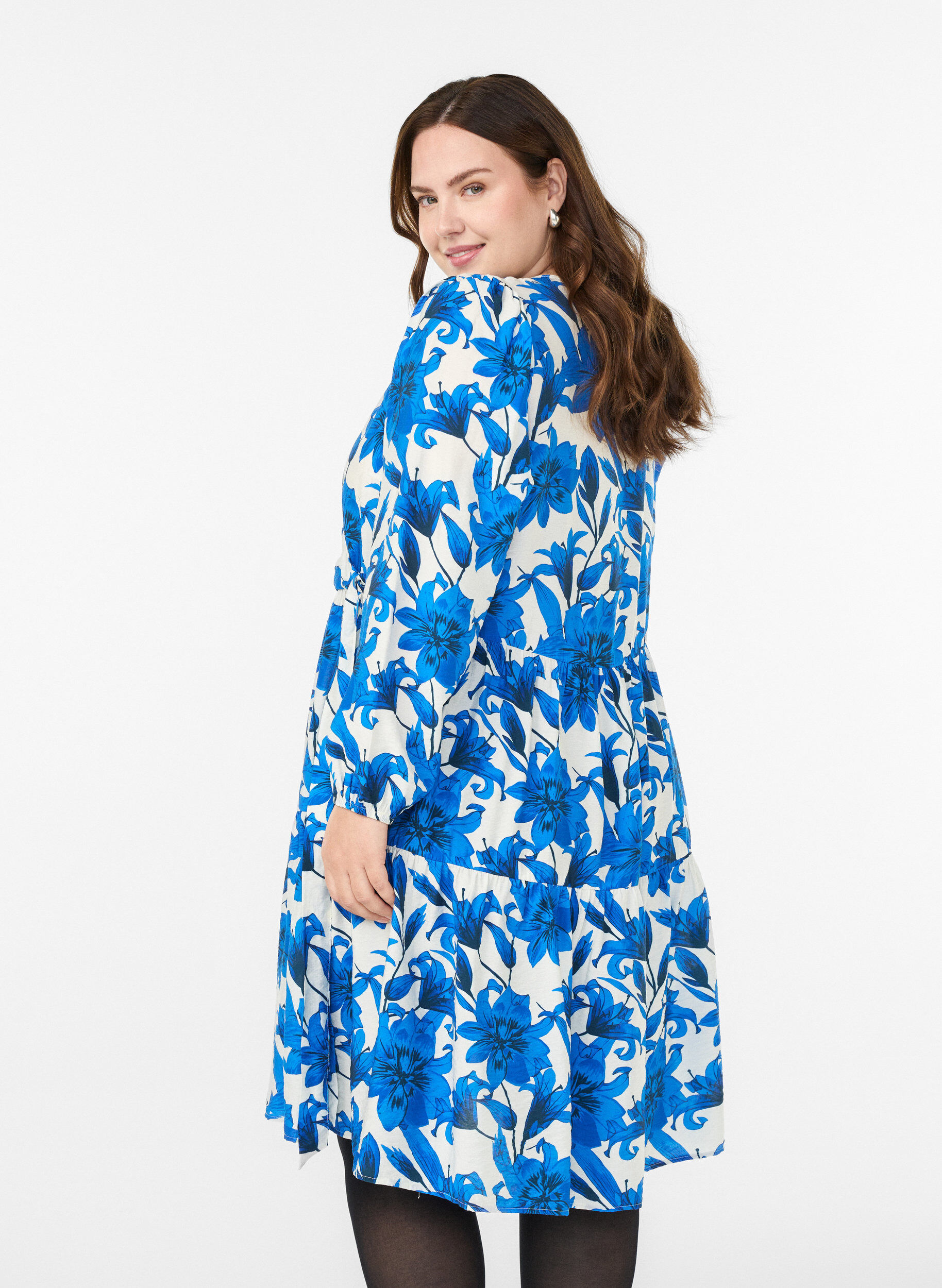 ZizziGebl&uuml;mtes Wickelkleid mit Bindeg&uuml;rtel, Vanille, Model image number 2