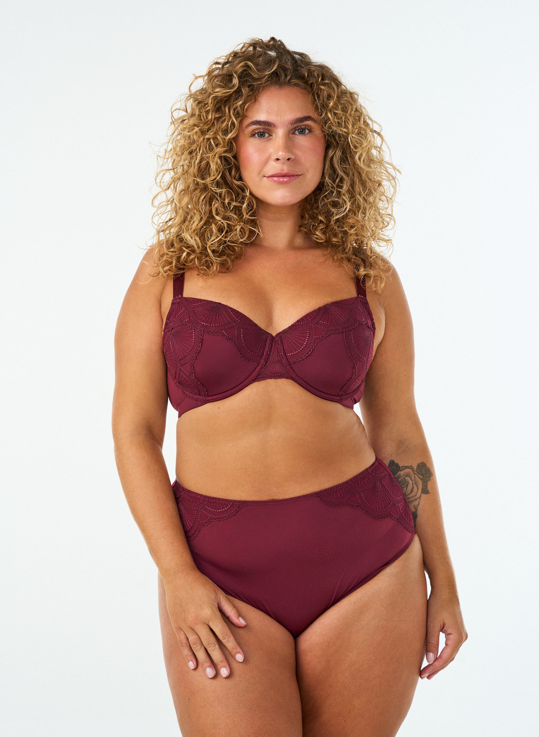 Slip mit Mesh und besticktem Spitzenbesatz, Rot, Model
