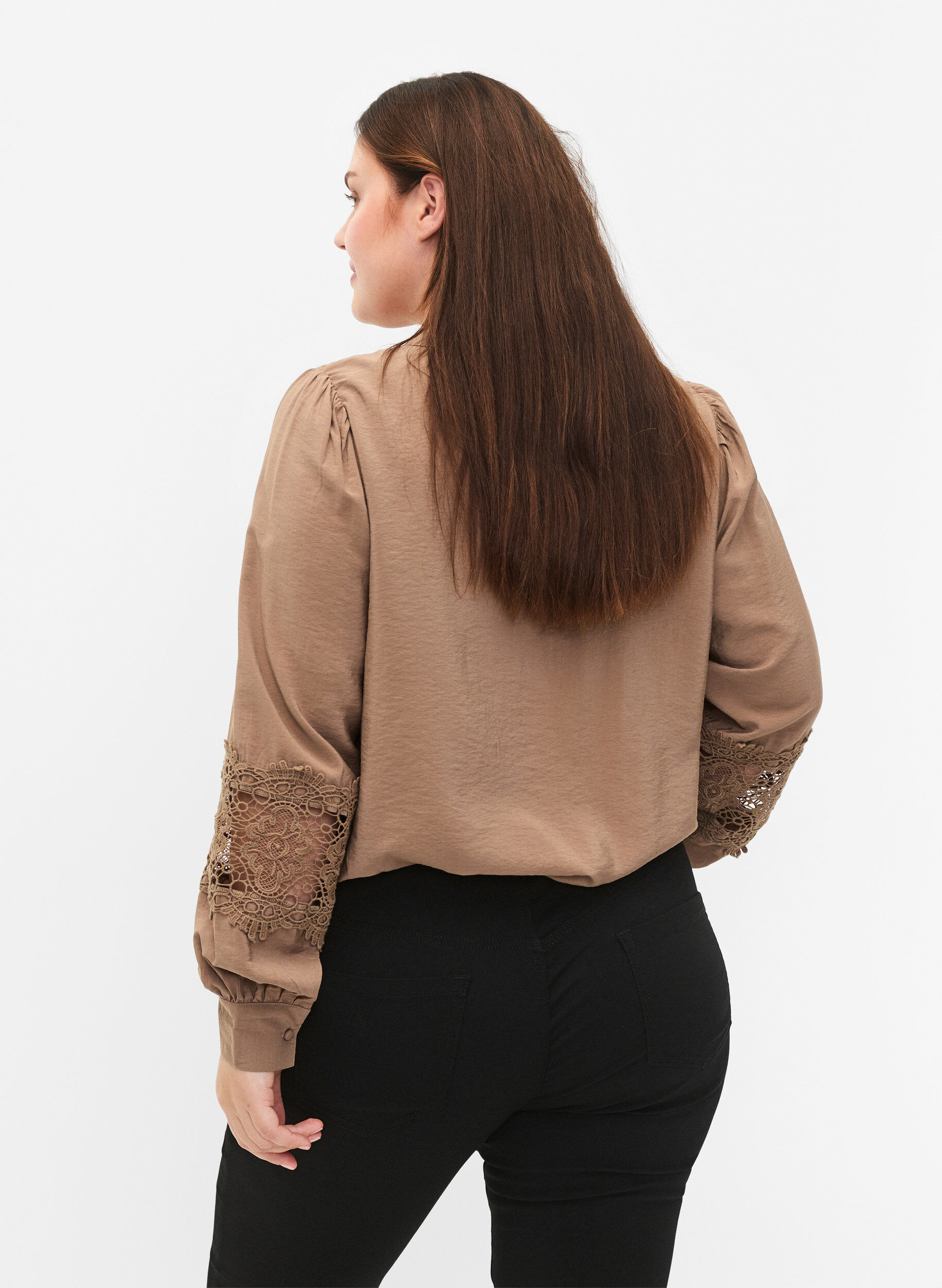 Zizzi Bluse aus Viskose mit H&auml;keleien, Caribou, Model image number 1