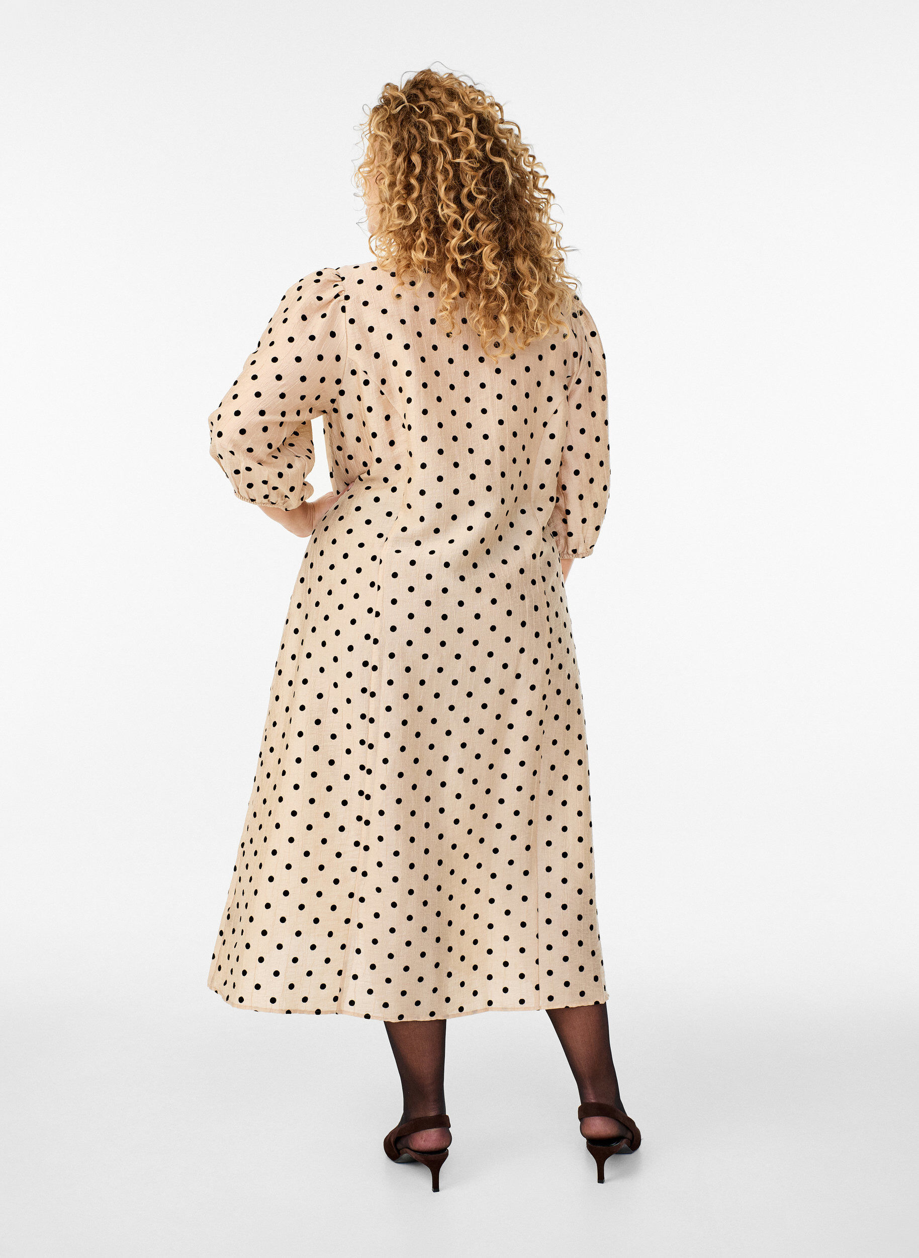 ZizziMidi-Hemdkleid mit Punkten und 3/4-&Auml;rmeln, Beige, Model image number 1