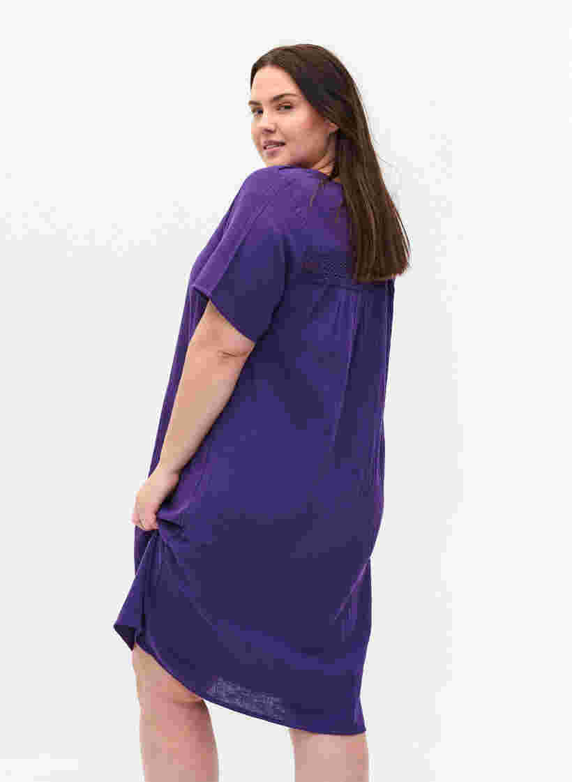 Kurzärmeliges Baumwollkleid mit Spitzendetails, Violet Indigo, Model image number 1