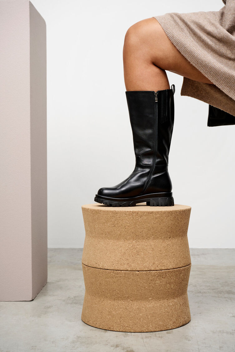 Lederstiefel mit breiter Passform und Reißverschluss, Black, Model image number 1