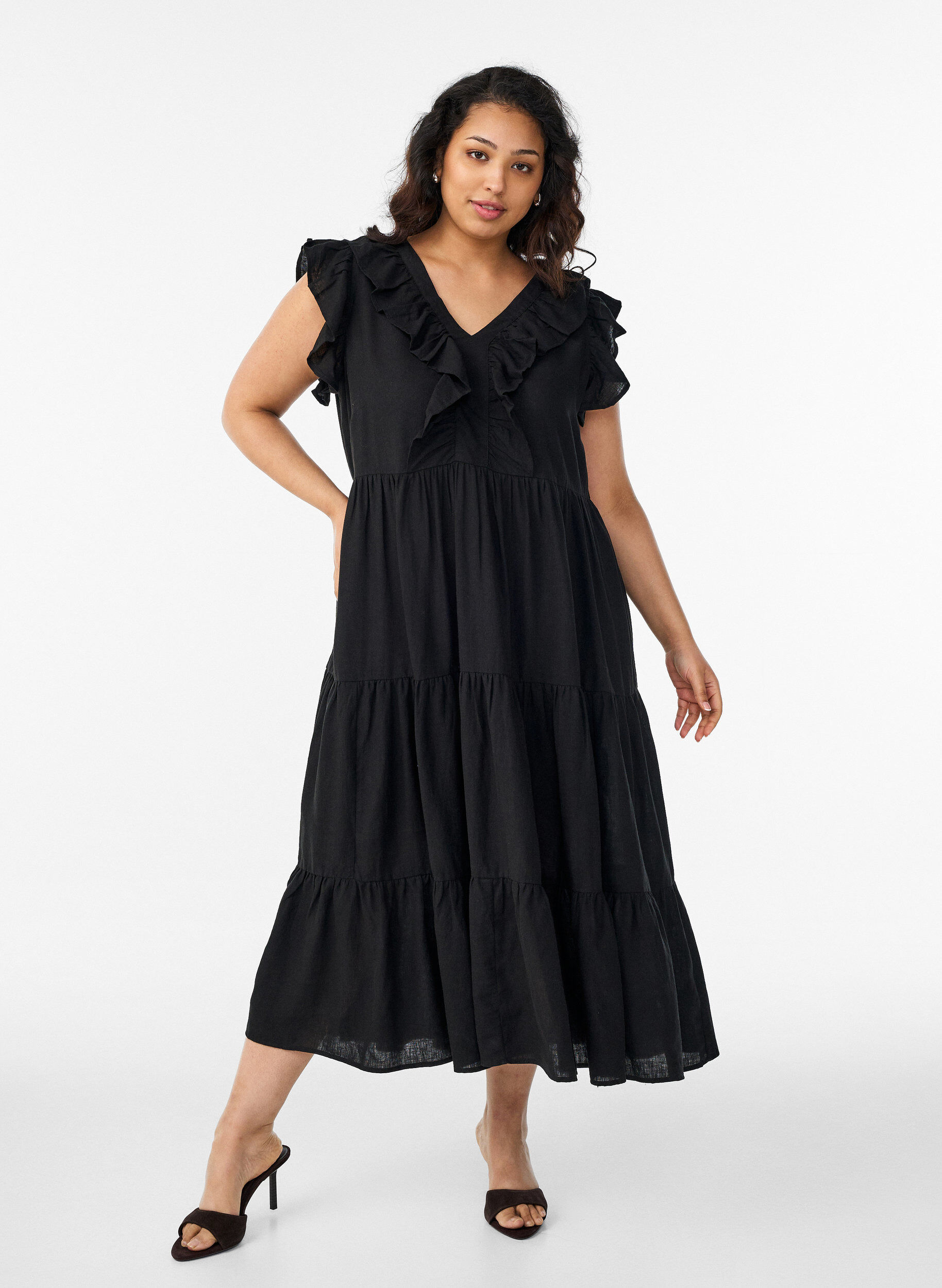 &Auml;rmelloses Midikleid aus Leinen und Viskose mit R&uuml;schen, Schwarz, Model