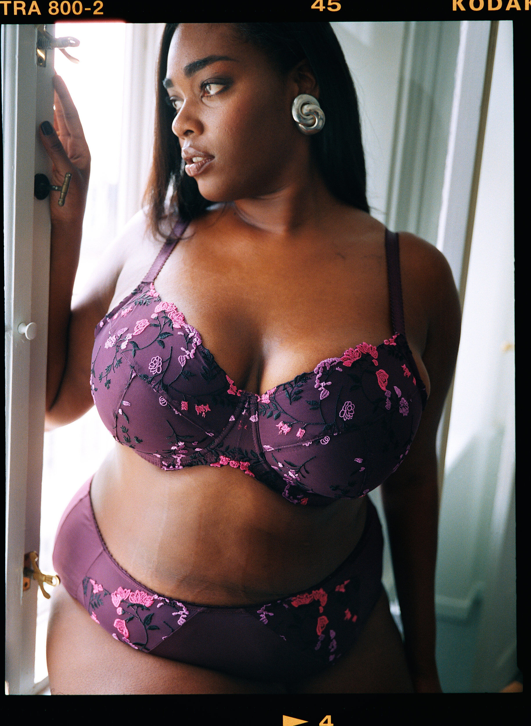 ZizziGepolsterter BH mit Blumenstickerei, Lila, Image image number 0